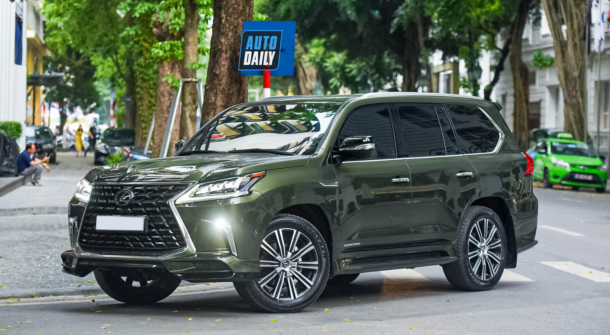 Autodaily Street Shots (P6): Những chiếc SUV KHỦNG giá chục tỷ adt-1831-copy.jpg