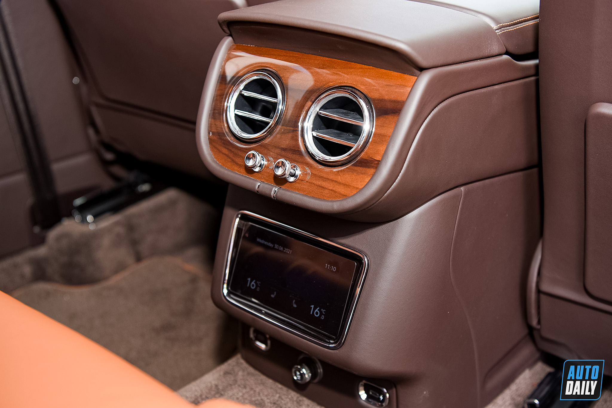Bentley Bentayga V8 First Edition 2021 trang trí Veneer Koa giá hơn 18 tỷ bentley-bentayga-autodaily12.jpg