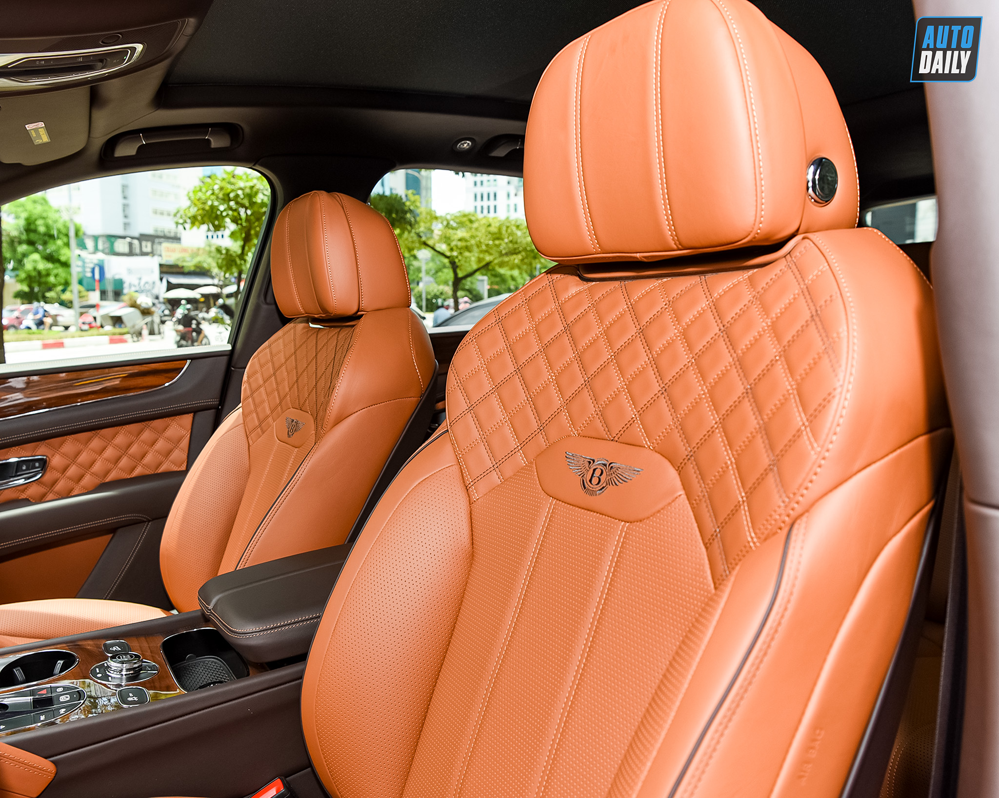 Bentley Bentayga V8 First Edition 2021 trang trí Veneer Koa giá hơn 18 tỷ bentley-bentayga-autodaily13.jpg