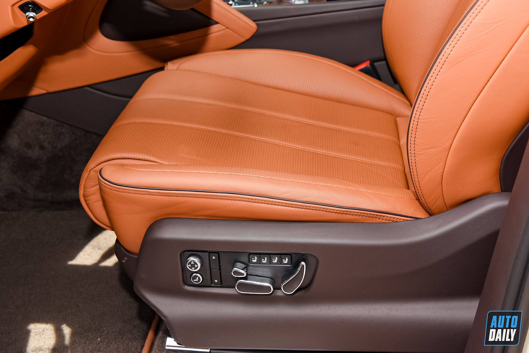 Bentley Bentayga V8 First Edition 2021 trang trí Veneer Koa giá hơn 18 tỷ bentley-bentayga-autodaily14.jpg