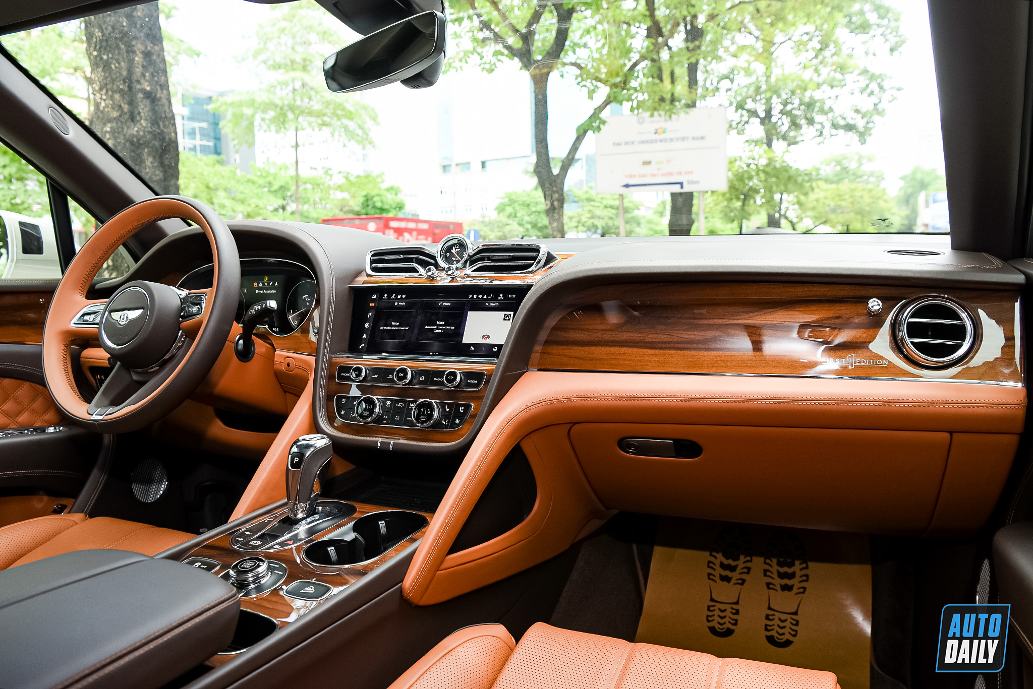 Bentley Bentayga V8 First Edition 2021 trang trí Veneer Koa giá hơn 18 tỷ bentley-bentayga-autodaily16.jpg