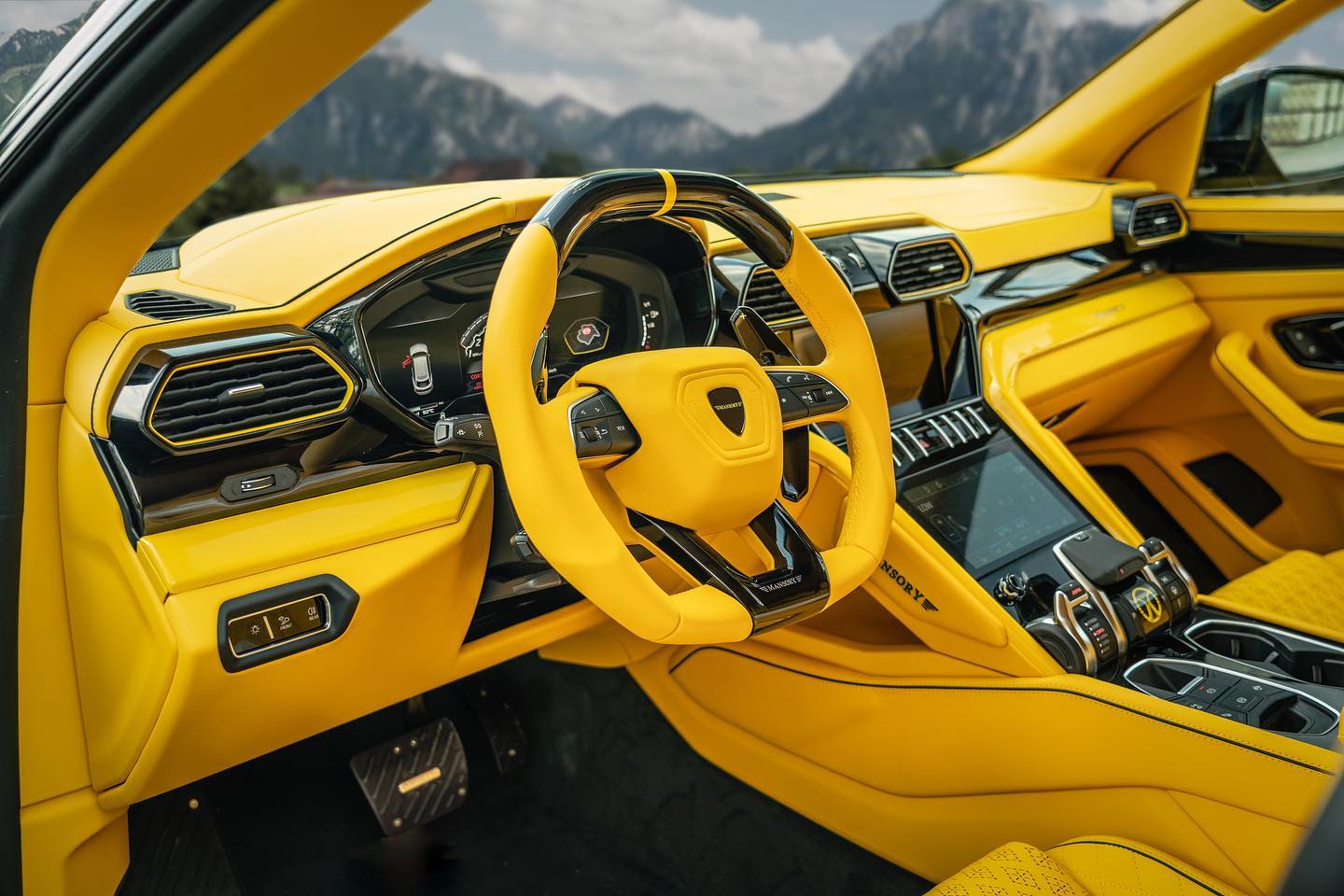 Lamborghini Urus 'Venatus' – Bản độ đầy màu sắc đến từ Mansory