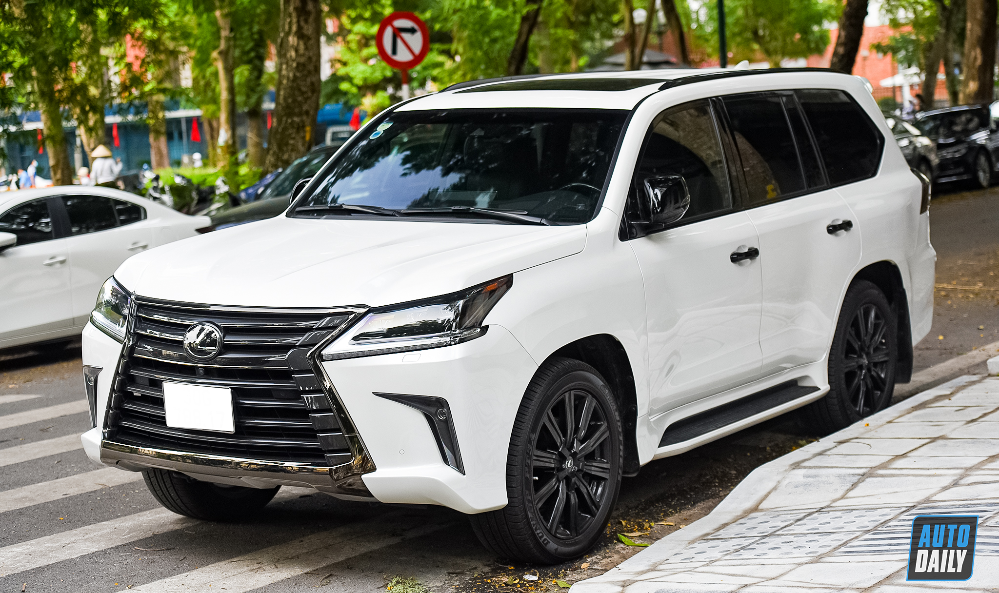 Hàng hiếm Lexus LX570 Inspiration Series sản xuất chỉ 500 chiếc adt-2799-copy.jpg