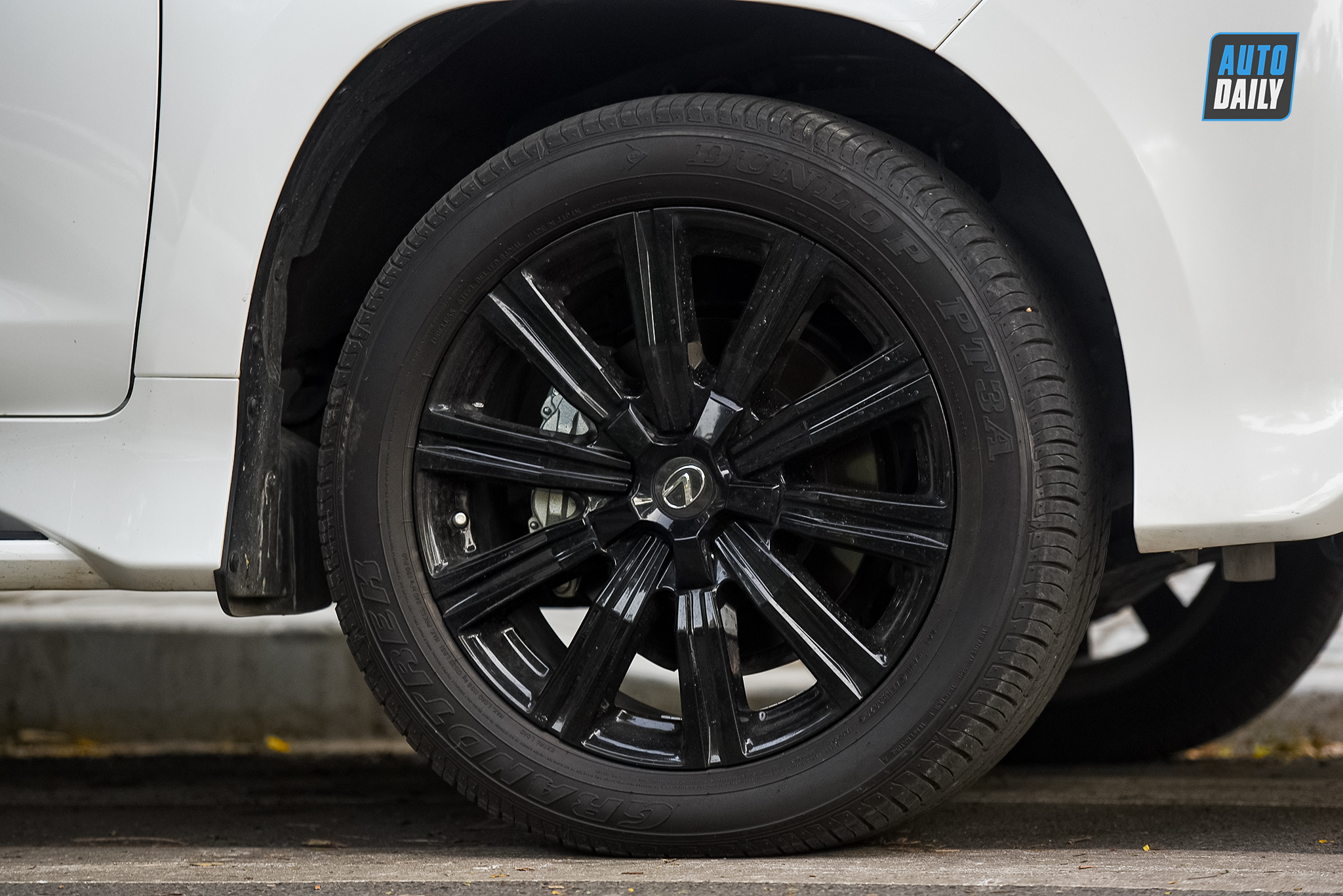 Hàng hiếm Lexus LX570 Inspiration Series sản xuất chỉ 500 chiếc adt-2809-copy.jpg