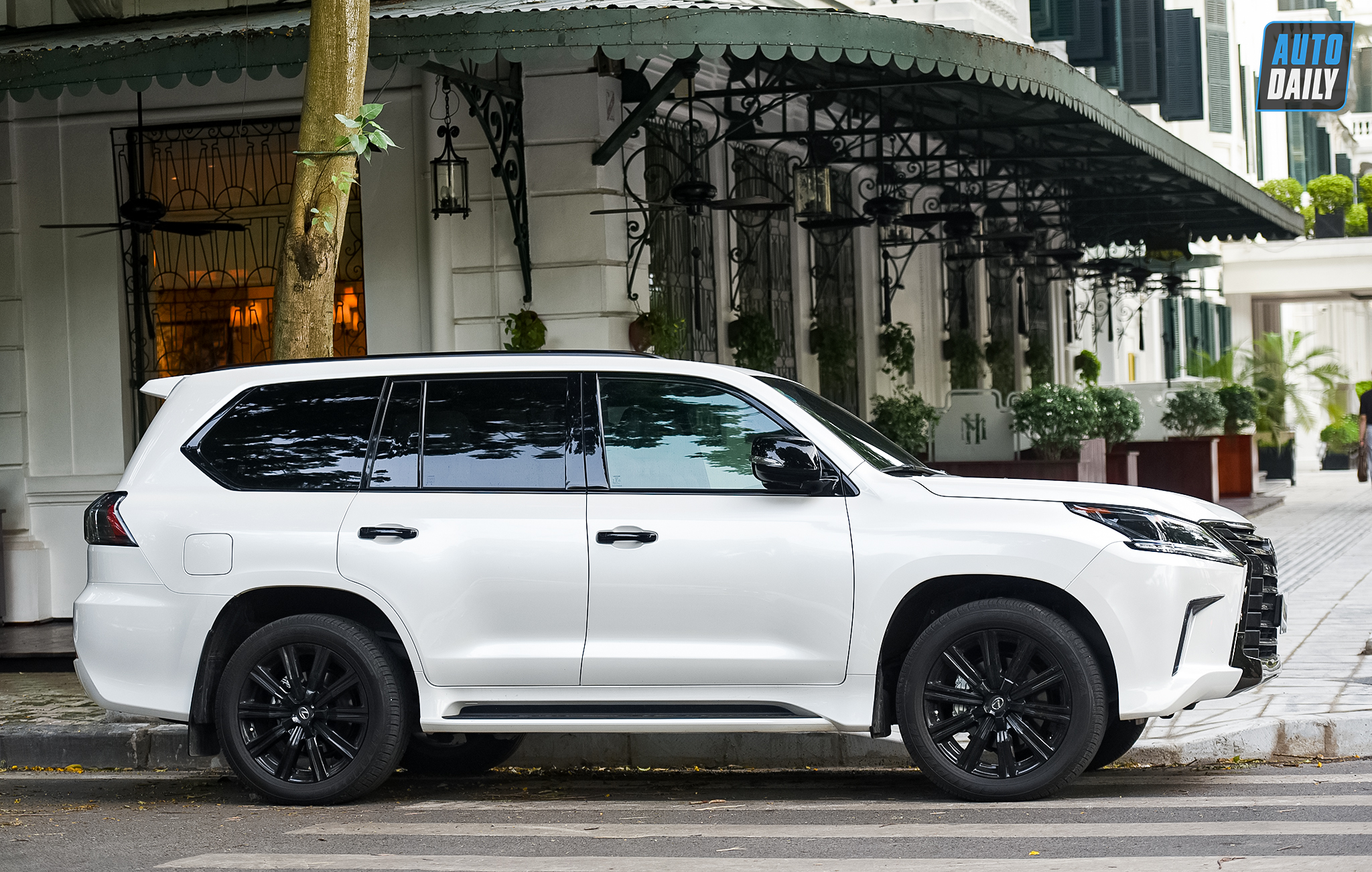 Hàng hiếm Lexus LX570 Inspiration Series sản xuất chỉ 500 chiếc adt-2816-copy.jpg