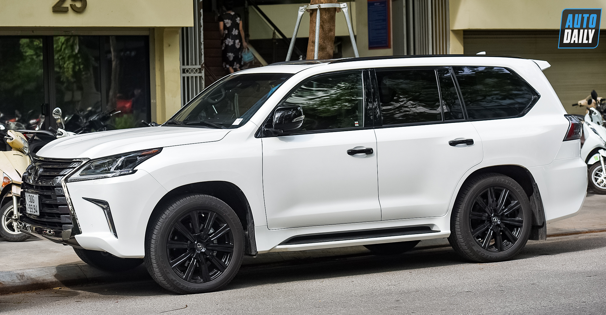 Hàng hiếm Lexus LX570 Inspiration Series sản xuất chỉ 500 chiếc adt-3810-copy.jpg