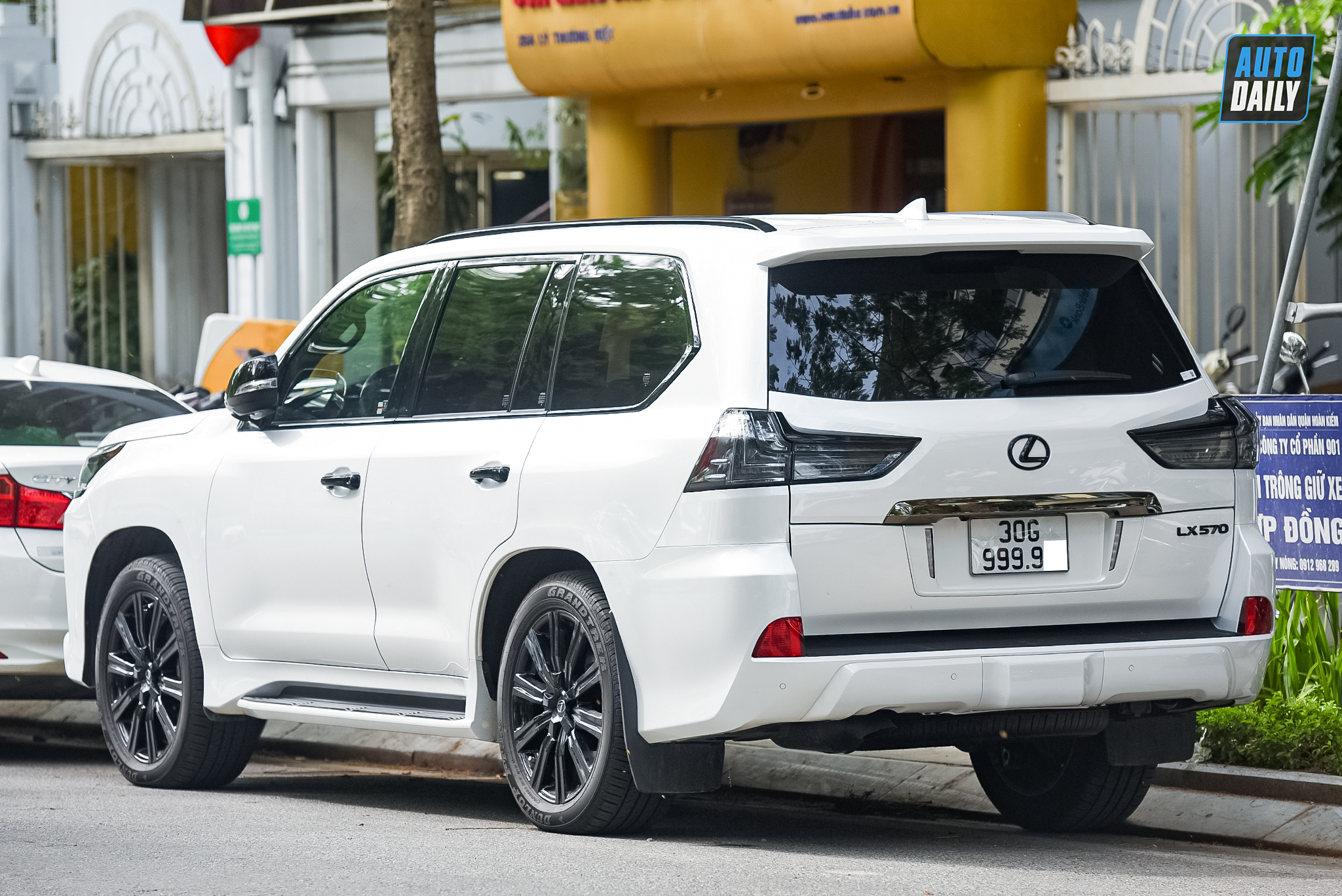 Hàng hiếm Lexus LX570 Inspiration Series sản xuất chỉ 500 chiếc adt-3814-copy.jpg