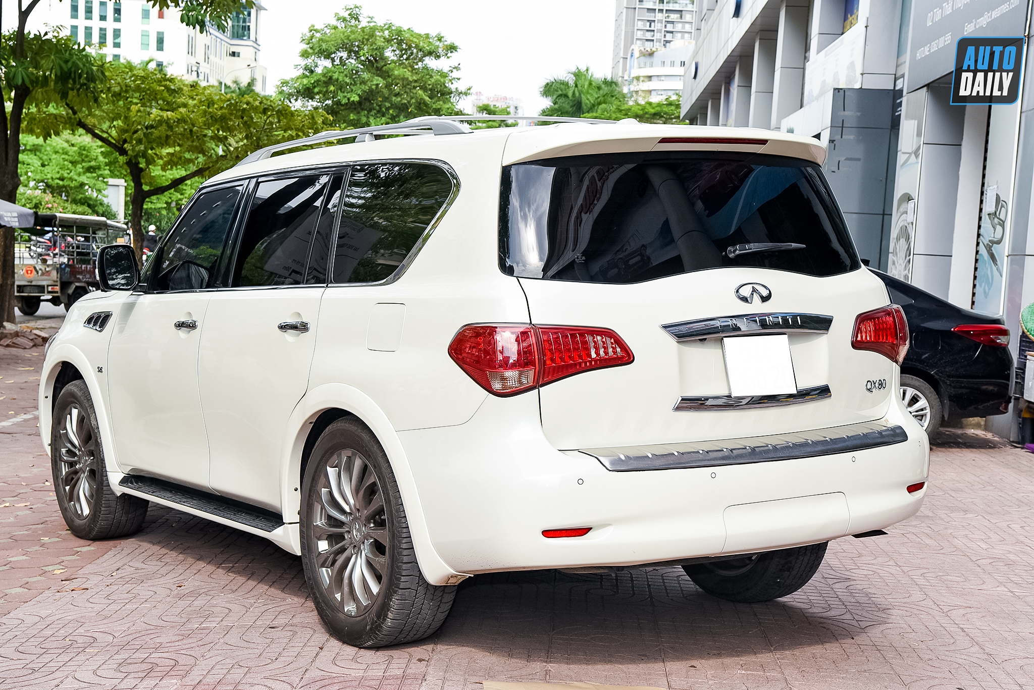 Infiniti QX80 2015 chạy gần 80.000 km bán lại giá hơn 3 tỷ qx80-2021-18.jpg