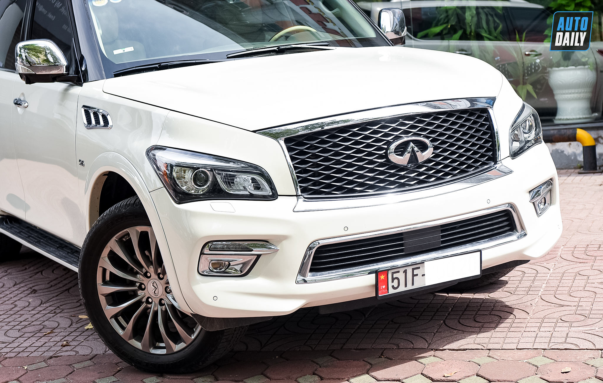 Infiniti QX80 2015 chạy gần 80.000 km bán lại giá hơn 3 tỷ qx80-2021-20.jpg