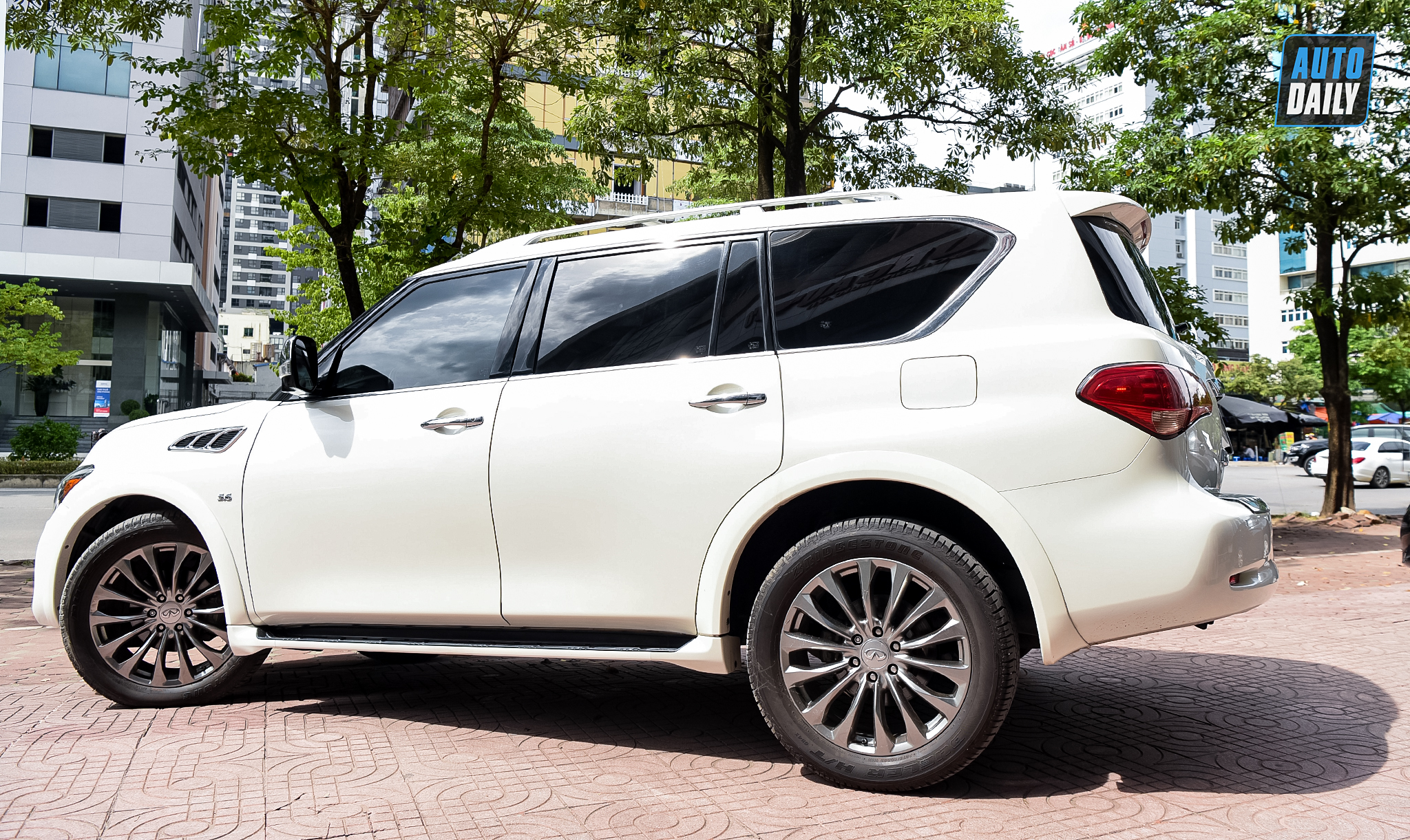 Infiniti QX80 2015 chạy gần 80.000 km bán lại giá hơn 3 tỷ qx80-2021-23.jpg