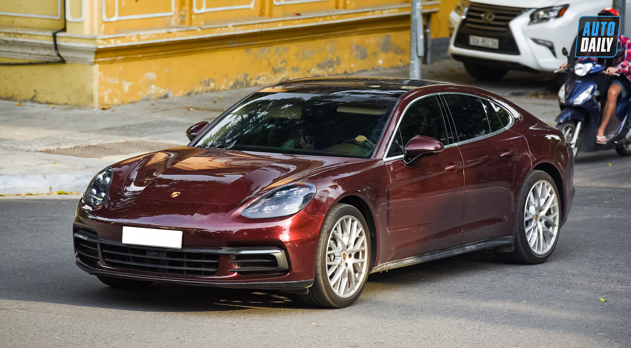 Autodaily Street Shots (P8): Rolls-Royce Cullinan màu độc quay lại Hà Nội adt-4816-copy.jpg