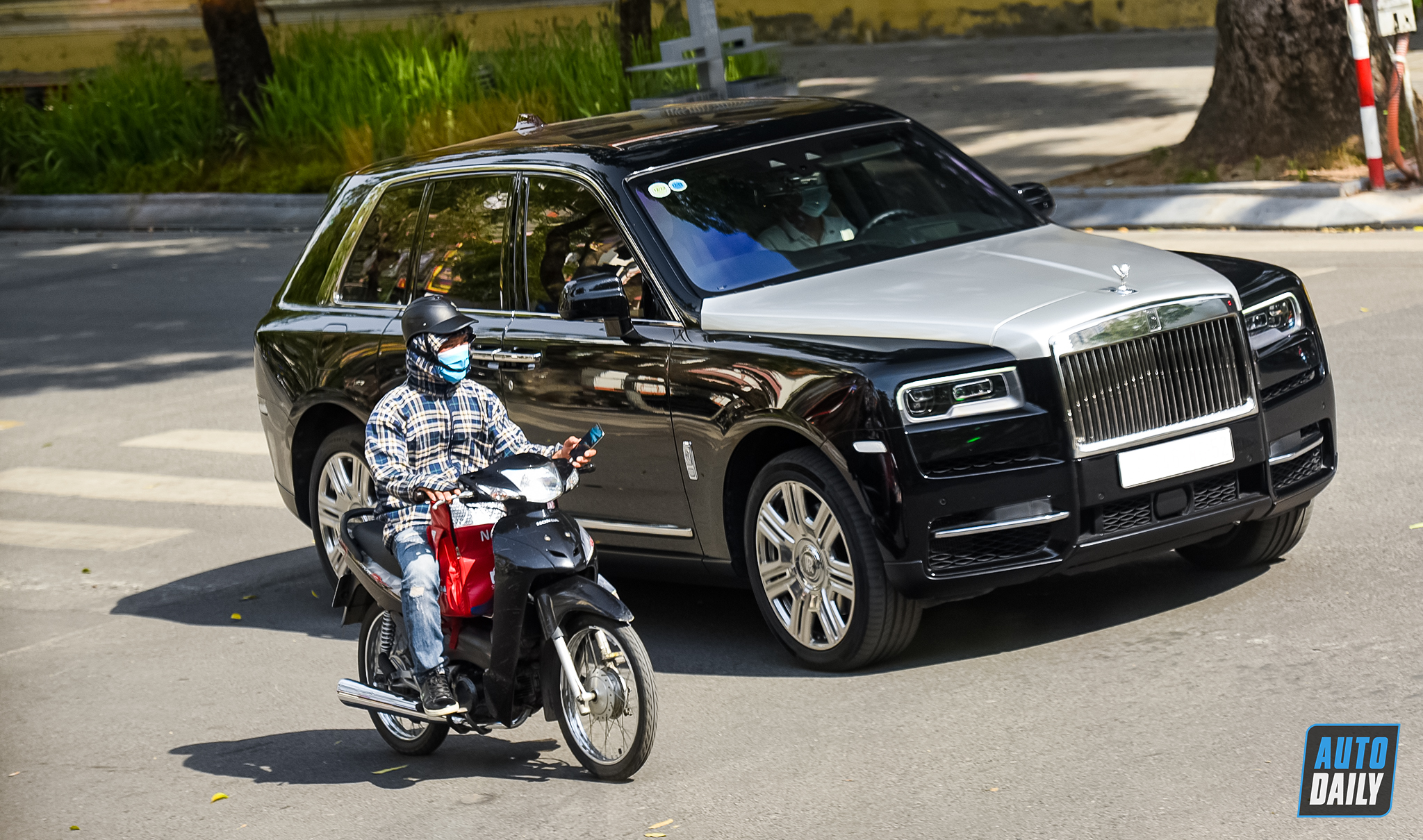 Autodaily Street Shots (P8): Rolls-Royce Cullinan màu độc quay lại Hà Nội xem-dep-cuoi-tuan-autodaily-11.jpg