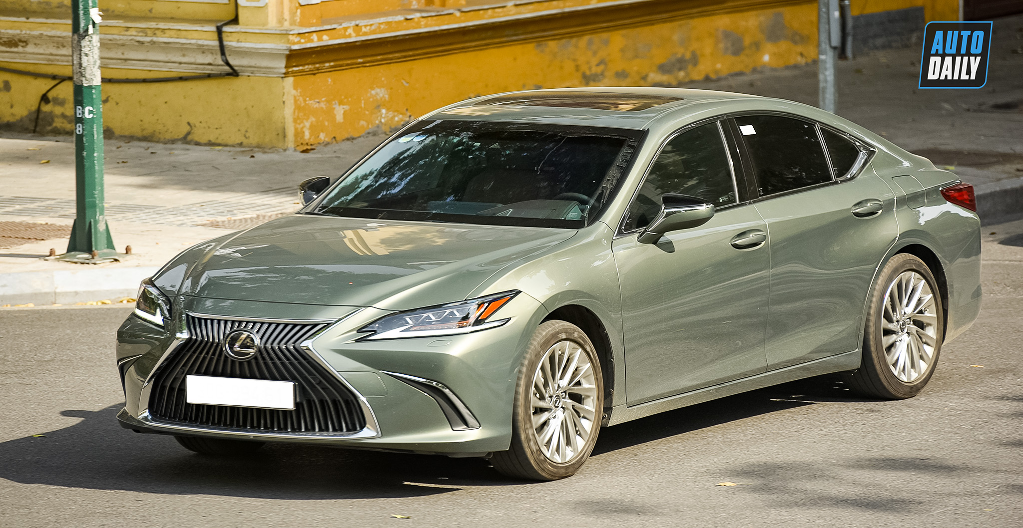 Autodaily Street Shots (P8): Rolls-Royce Cullinan màu độc quay lại Hà Nội xem-dep-cuoi-tuan-autodaily-14.jpg