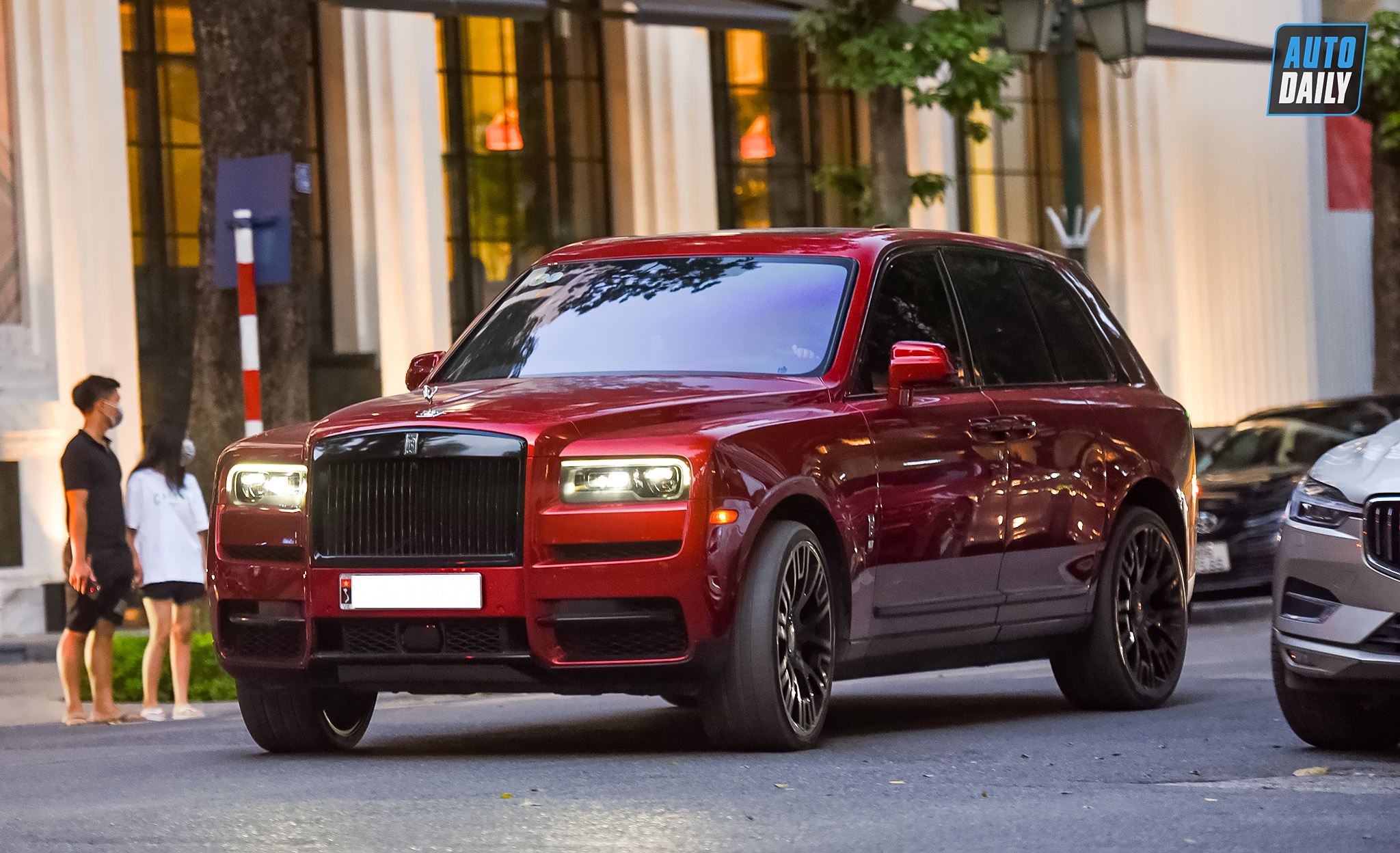 Autodaily Street Shots (P8): Rolls-Royce Cullinan màu độc quay lại Hà Nội