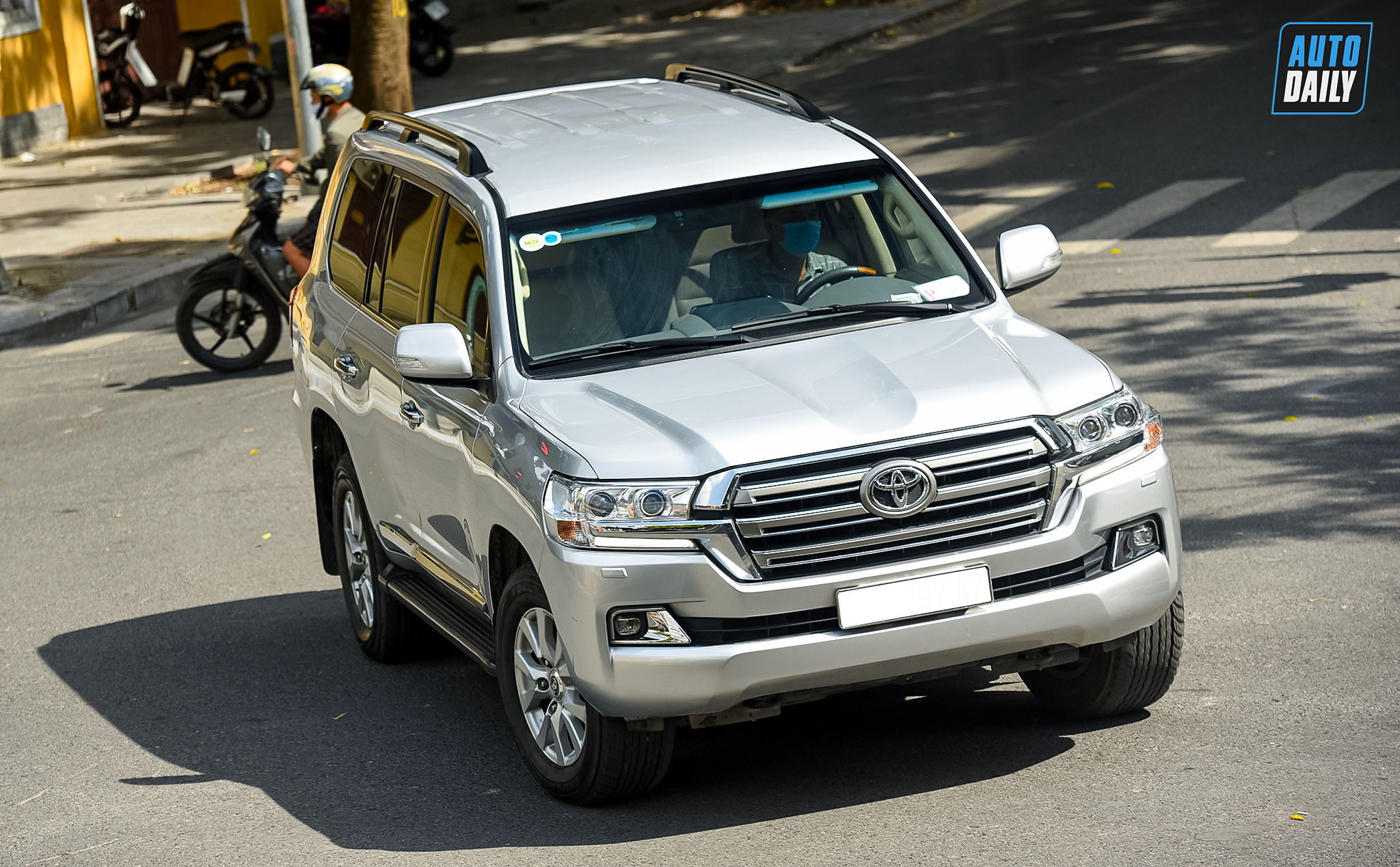Autodaily Street Shots (P8): Rolls-Royce Cullinan màu độc quay lại Hà Nội xem-dep-cuoi-tuan-autodaily-8.jpg