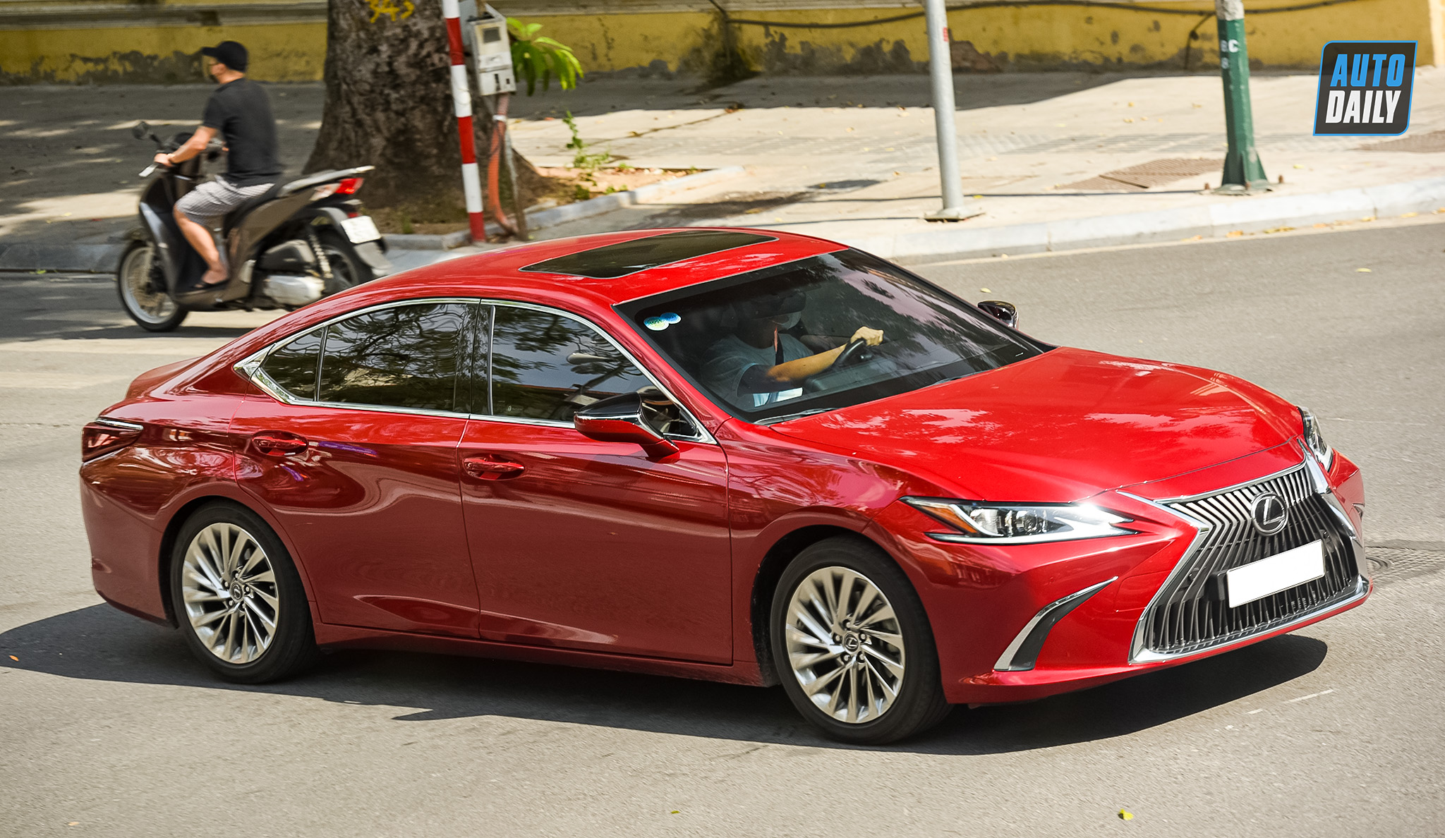 Autodaily Street Shots (P8): Rolls-Royce Cullinan màu độc quay lại Hà Nội xem-dep-cuoi-tuan-autodaily-9.jpg