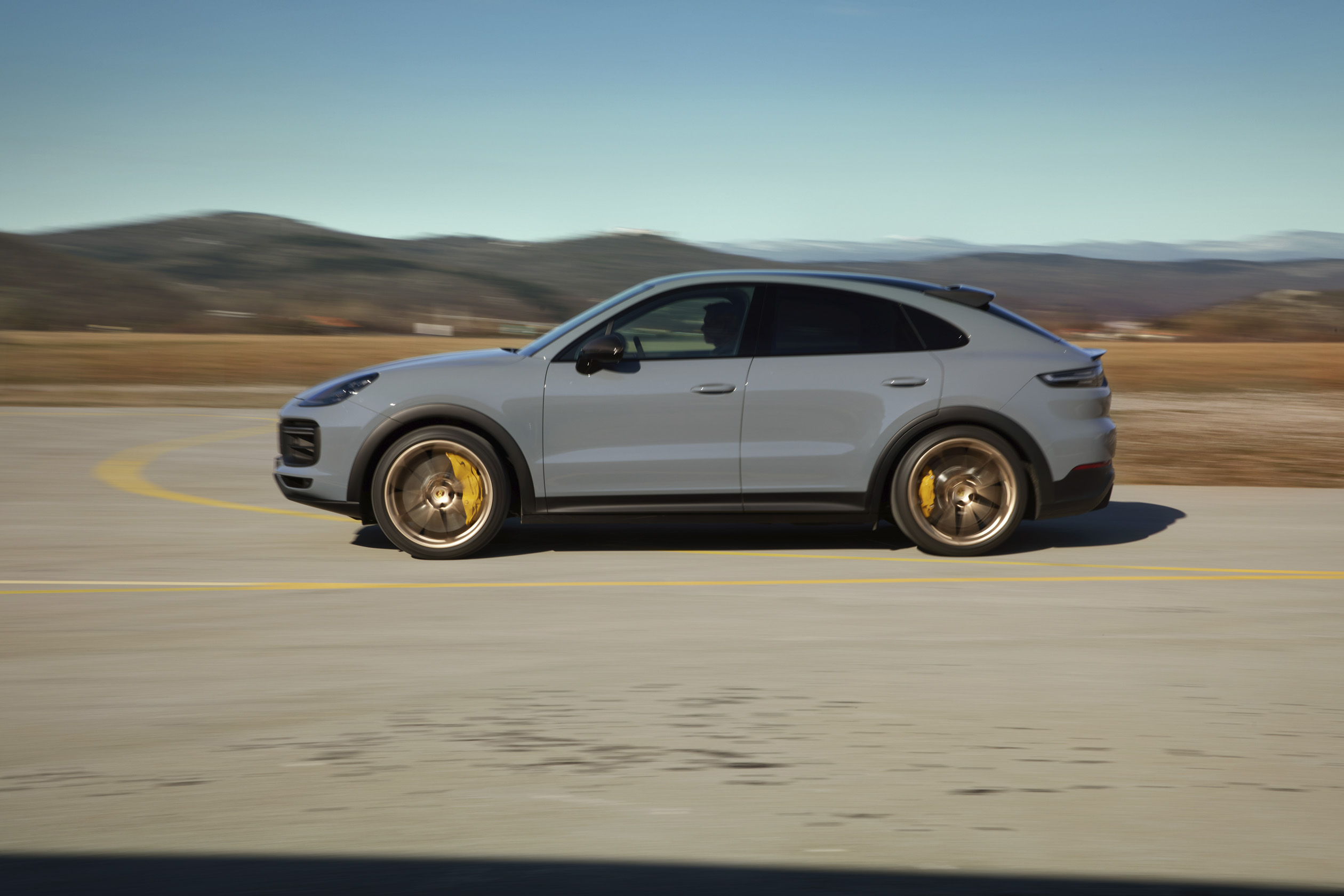 Cayenne Turbo GT – Mẫu SUV mạnh nhất của Porsche, giá hơn 12 tỷ đồng tại VN Porsche Cayenne Turbo GT (2).jpg