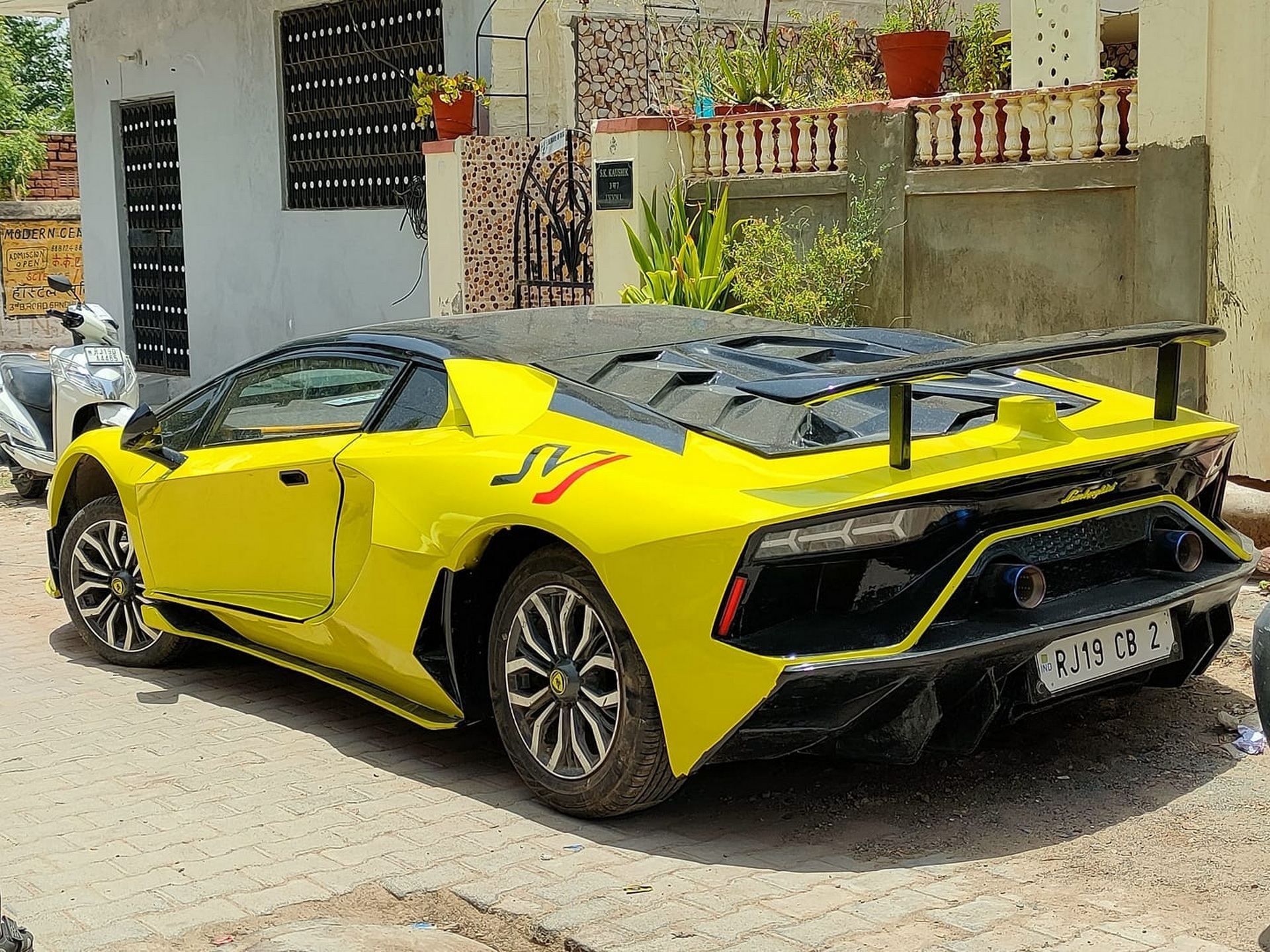 Dân chơi Ấn Độ 'biến' Honda Civic thành Lamborghini Aventador SVJ