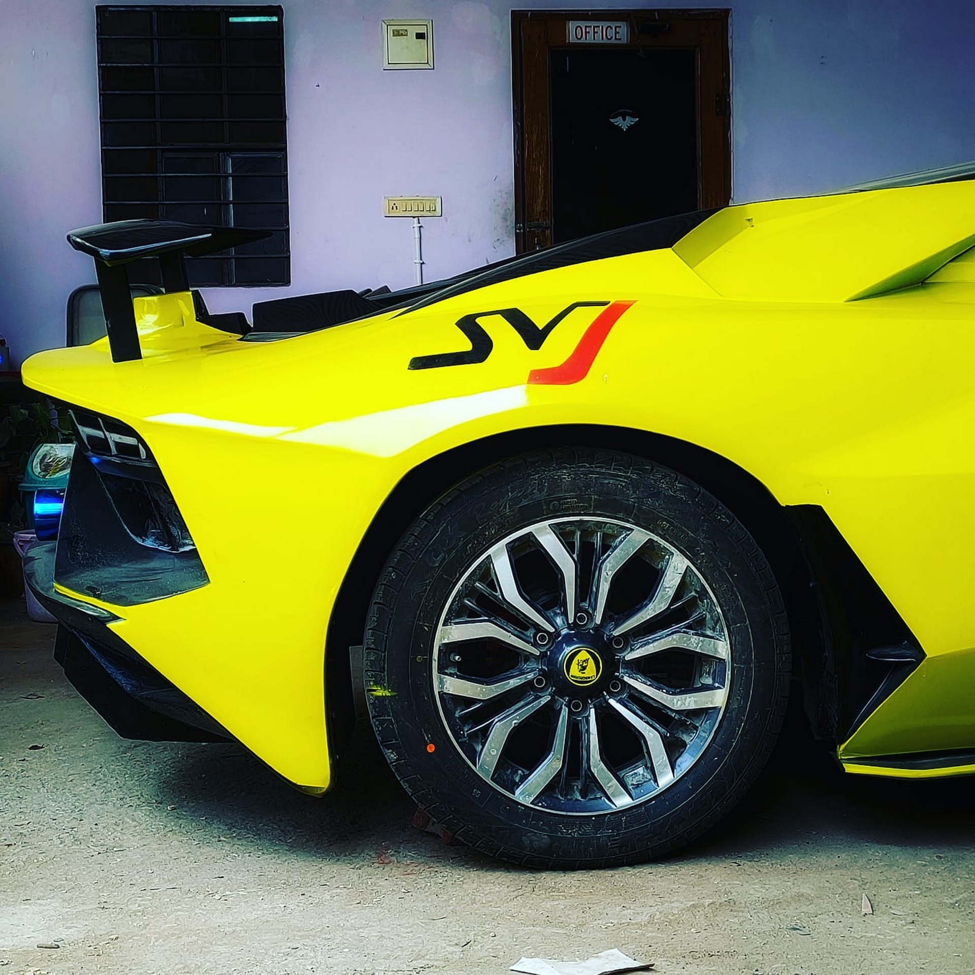 Dân chơi Ấn Độ 'biến' Honda Civic thành Lamborghini Aventador SVJ