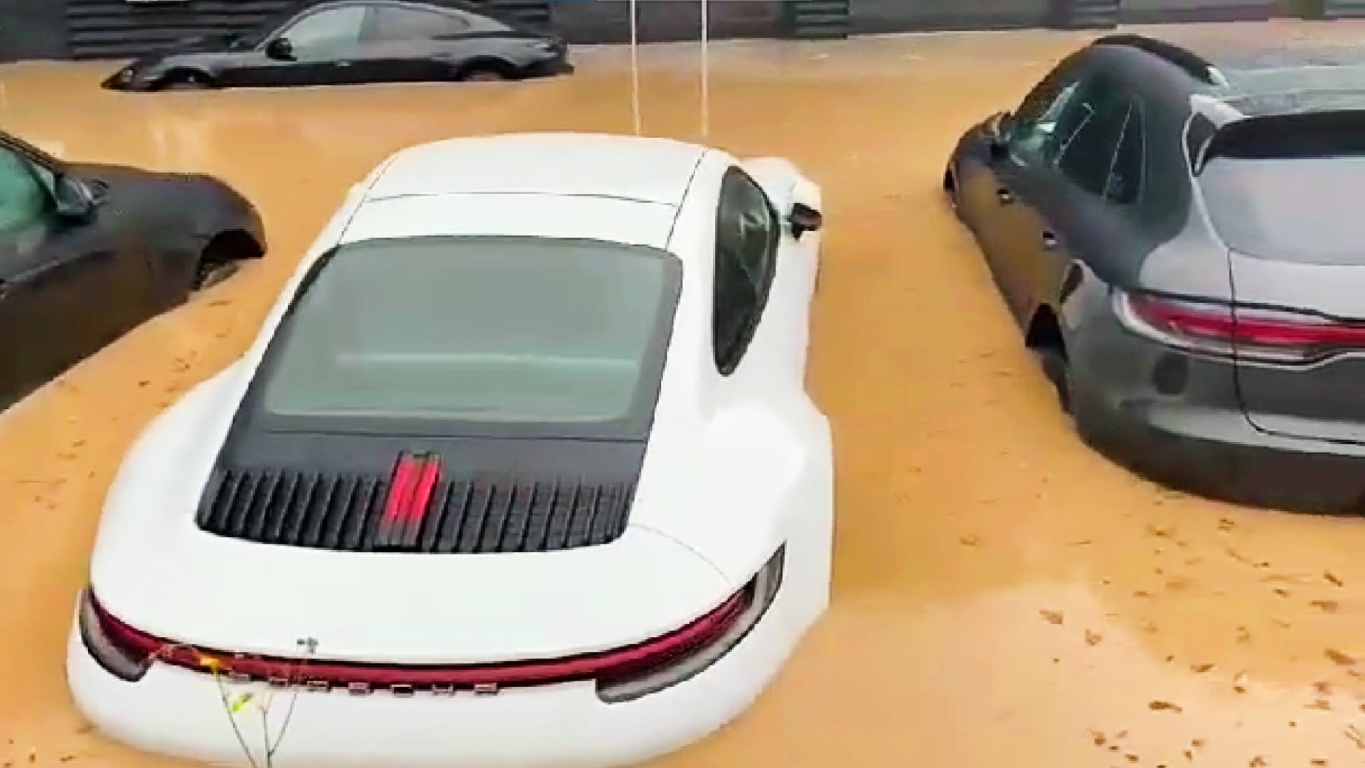 Video: Dàn xe Porsche mới cứng bị ngập trong nước sau trận mưa lũ