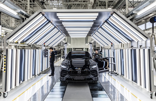 Siêu SUV Lamborghini Urus ‘bán chạy như tôm tươi’, cán mốc 15.000 xe sau 3 năm 2021-lamborghini-urus-15000-celebration-2.jpg