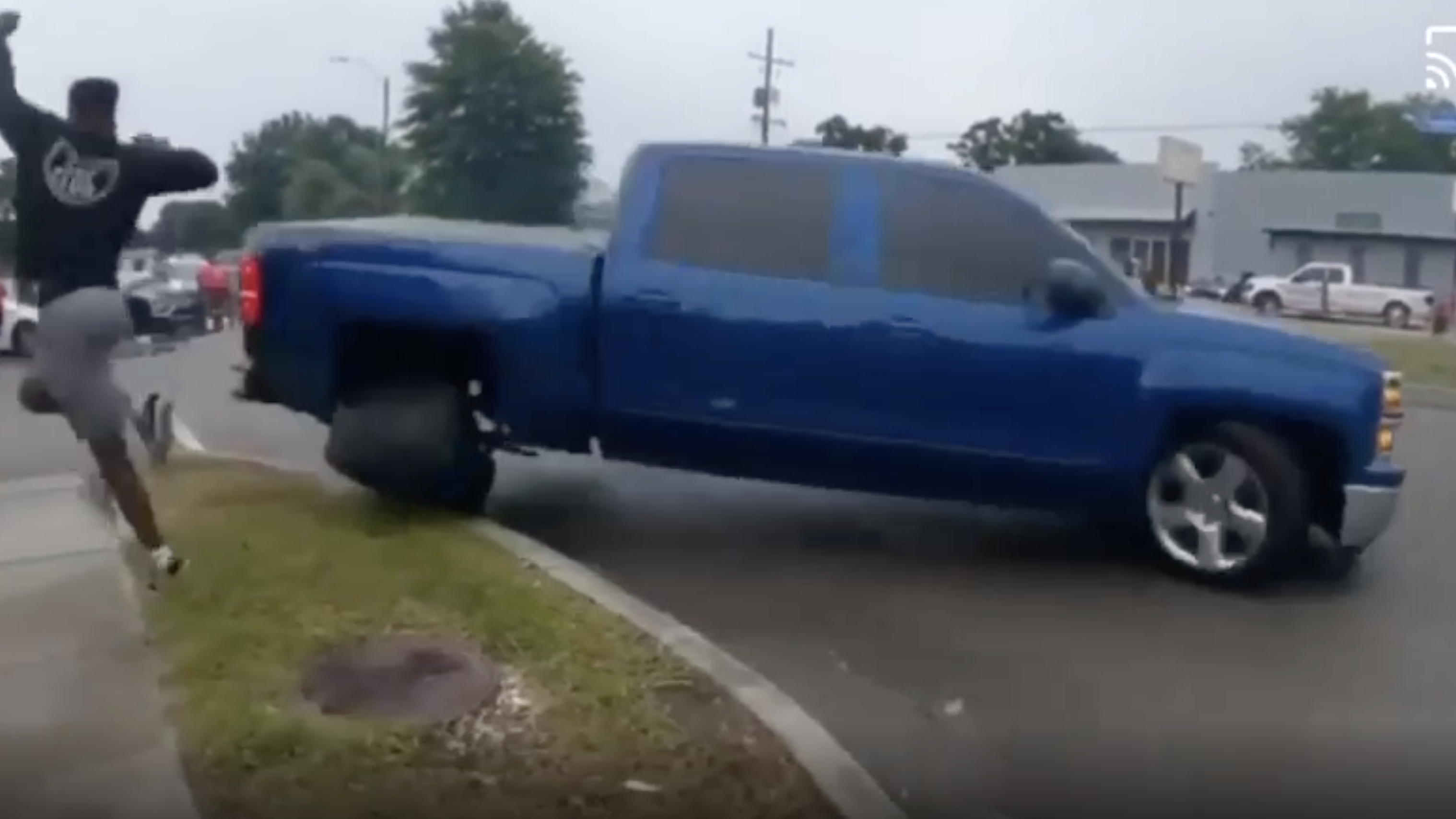 Video: Bán tải Chevrolet Silverado drift lỗi, rụng cả bánh sau