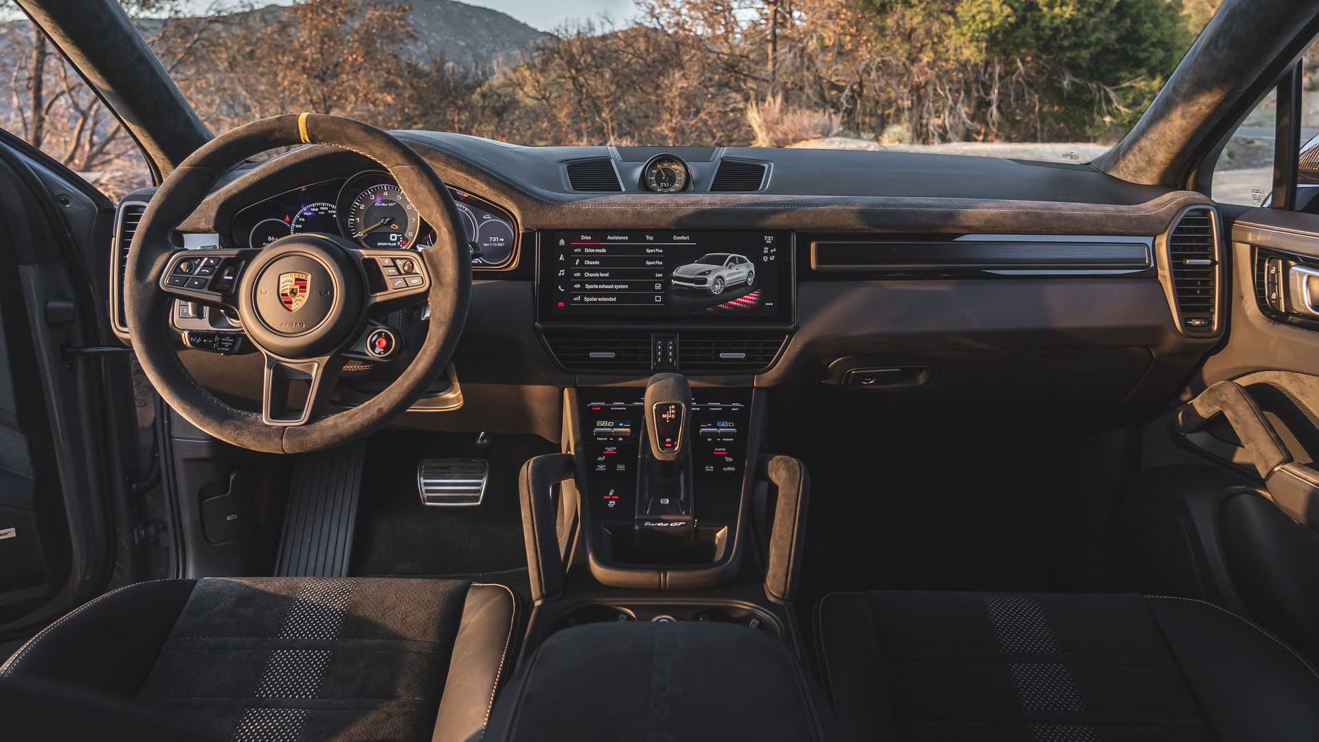 2022-porsche-cayenne-turbo-gt-interior-dashboard18.jpeg