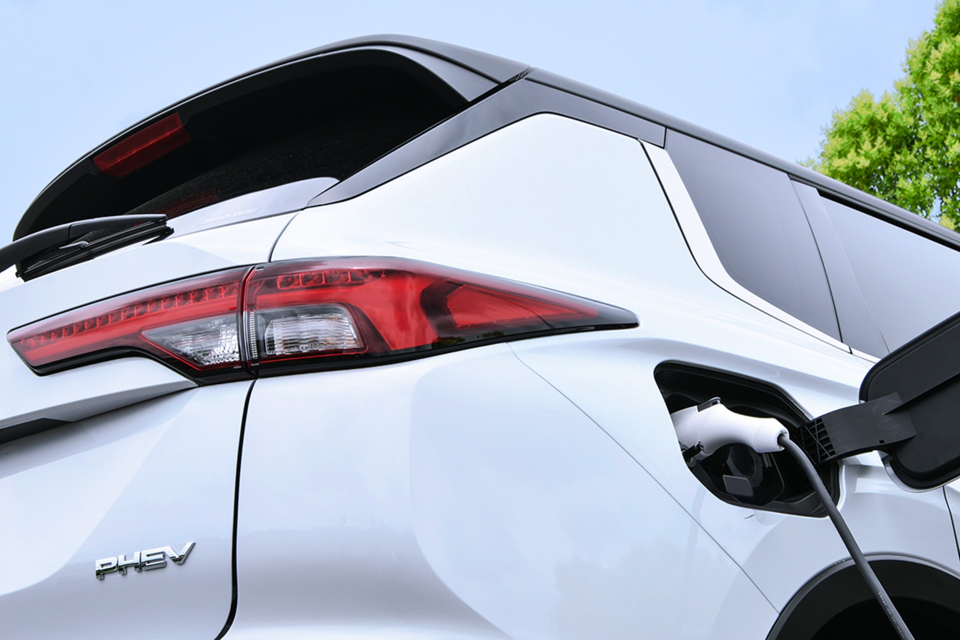 mitsubishi-outlander-phev-teaser-1.jpg