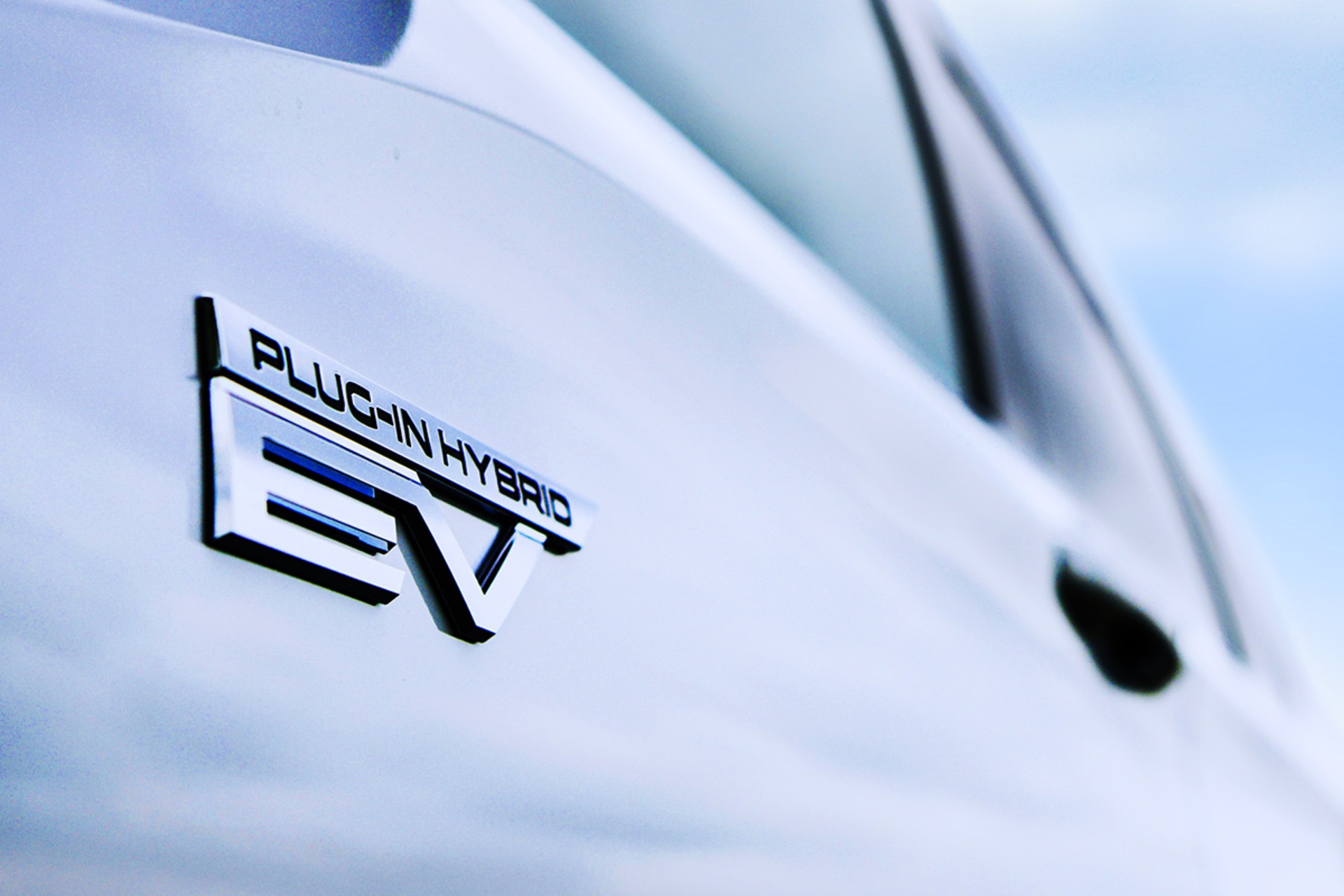 mitsubishi-outlander-phev-teaser-2.jpg