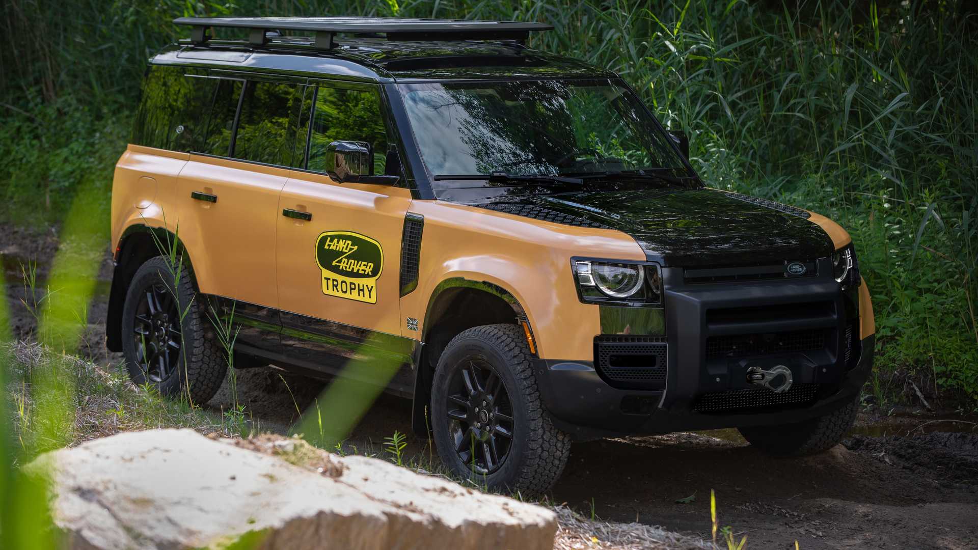 land-rover-defender-trophy-edition-side-on-trail.jpeg