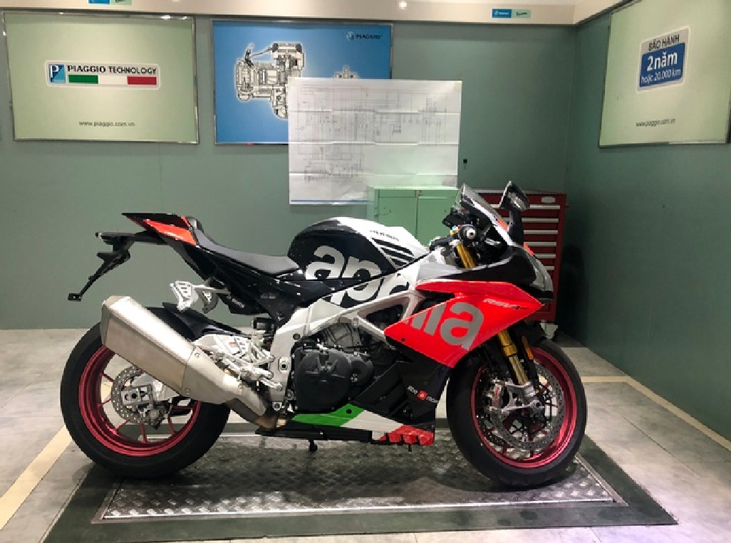 Aprilia%20RSV4%20RF%20(6).jpg