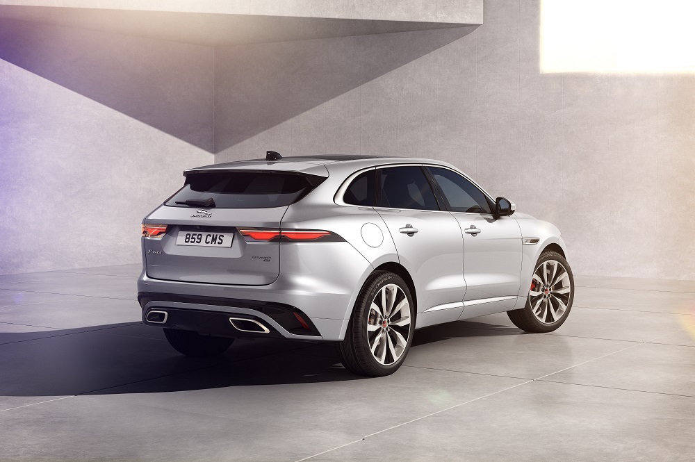 Jaguar F-PACE R-Dynamic phiên bản màu đen độc đáo, ngập tràn công nghệ jag-f-pace-22my-03-r-dynamic-exterior-rear-3-4-110821.jpg