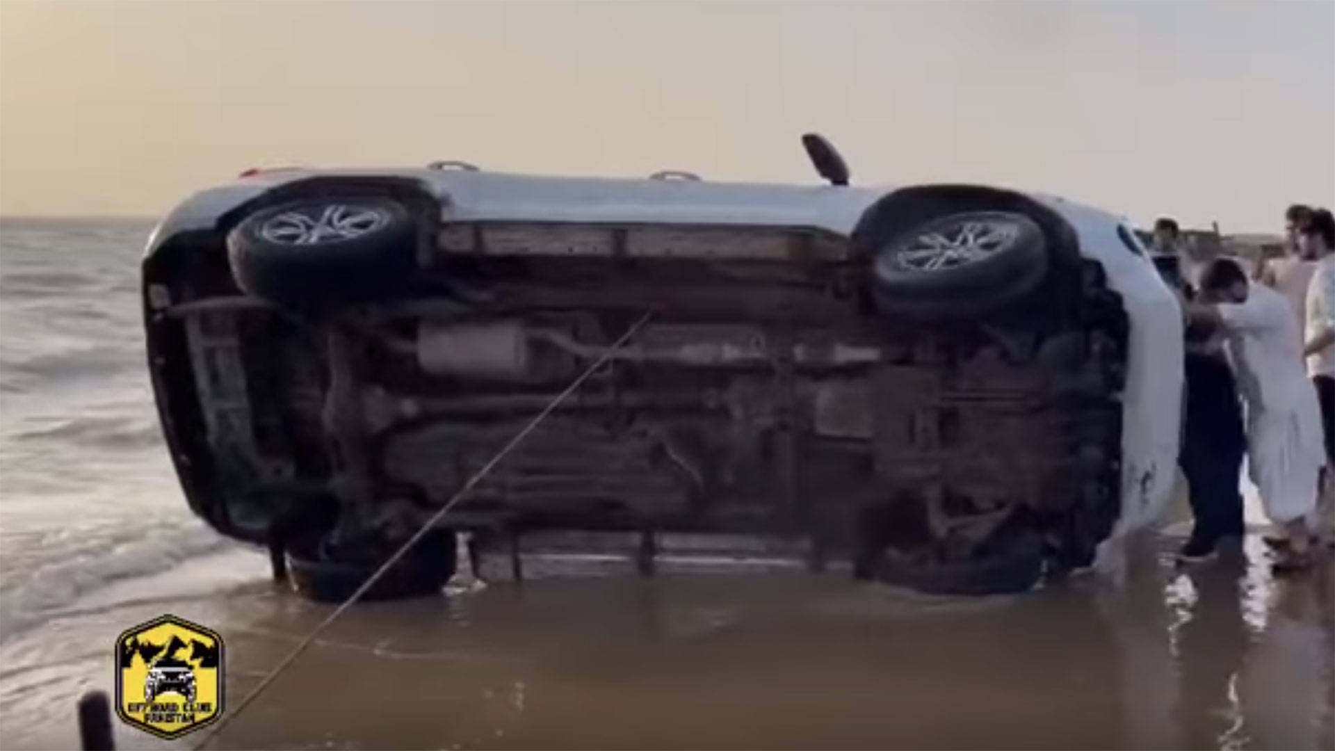 Video: Toyota Fortuner lật ngửa bụng vì cố gắng drift trên bãi biển