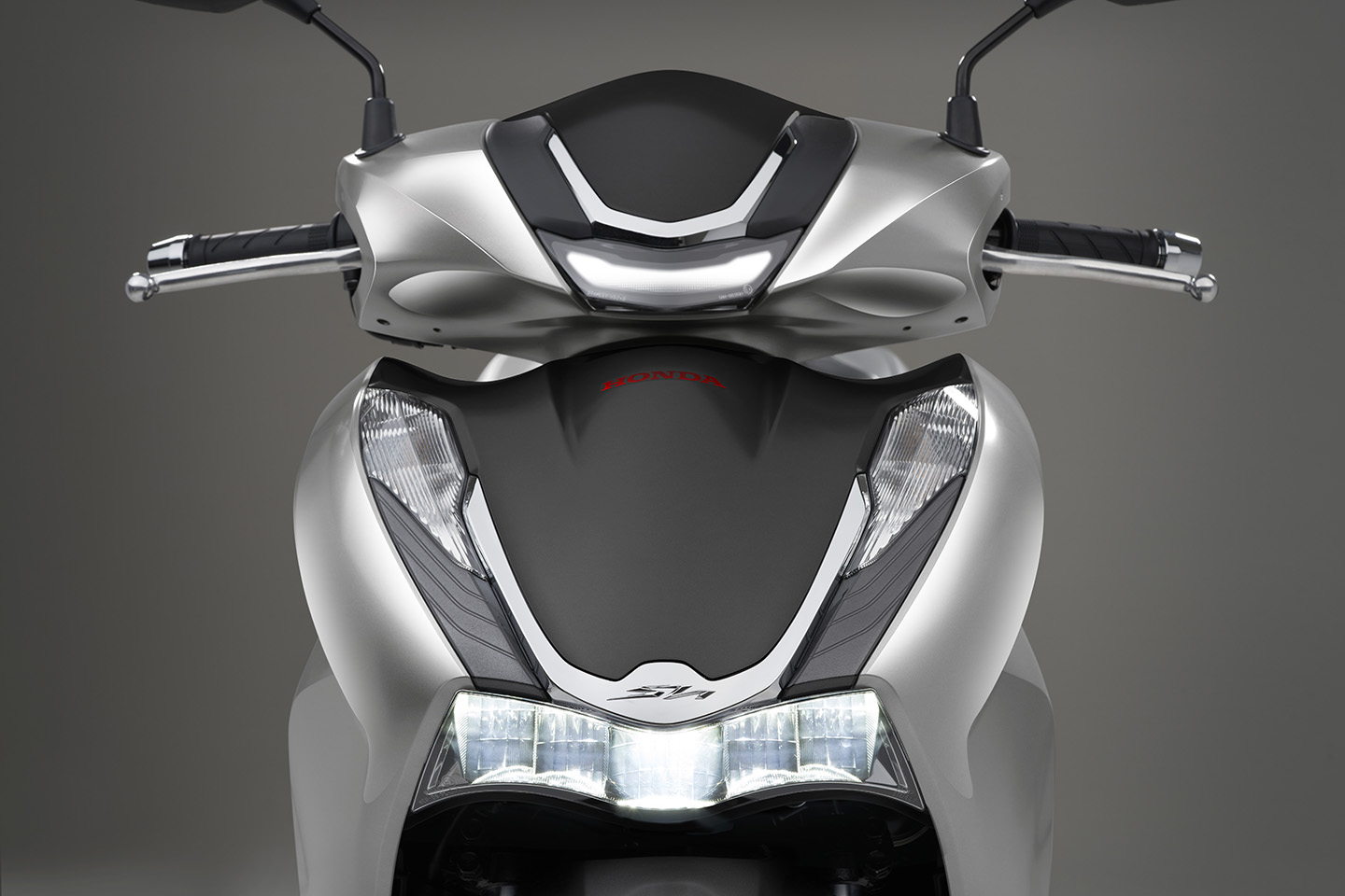 21ym-sh350-mat-ruthenium-silver-metallic-nh-b88m-headlight-on-high.jpg