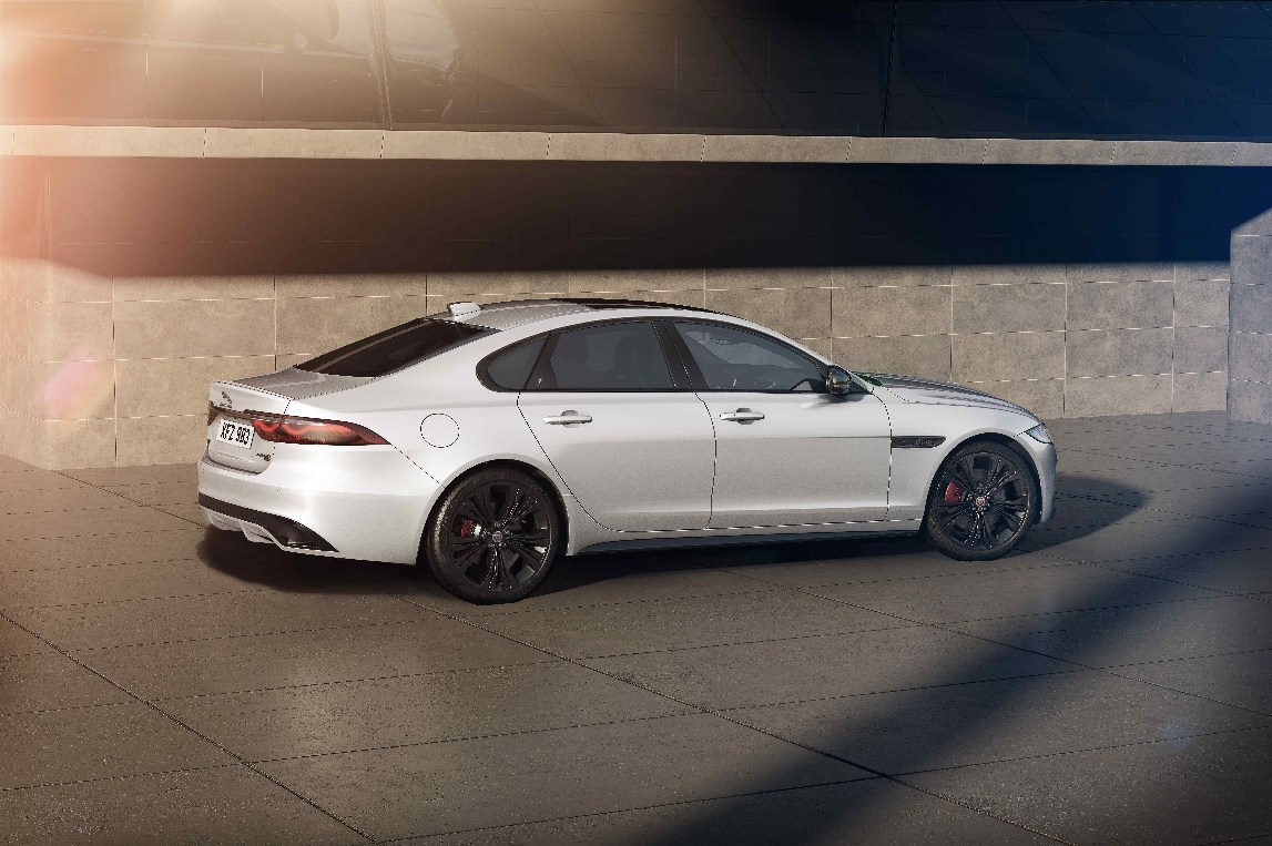 Jaguar%20XF%20R-Dynamic%20Black%20%20(2).jpg