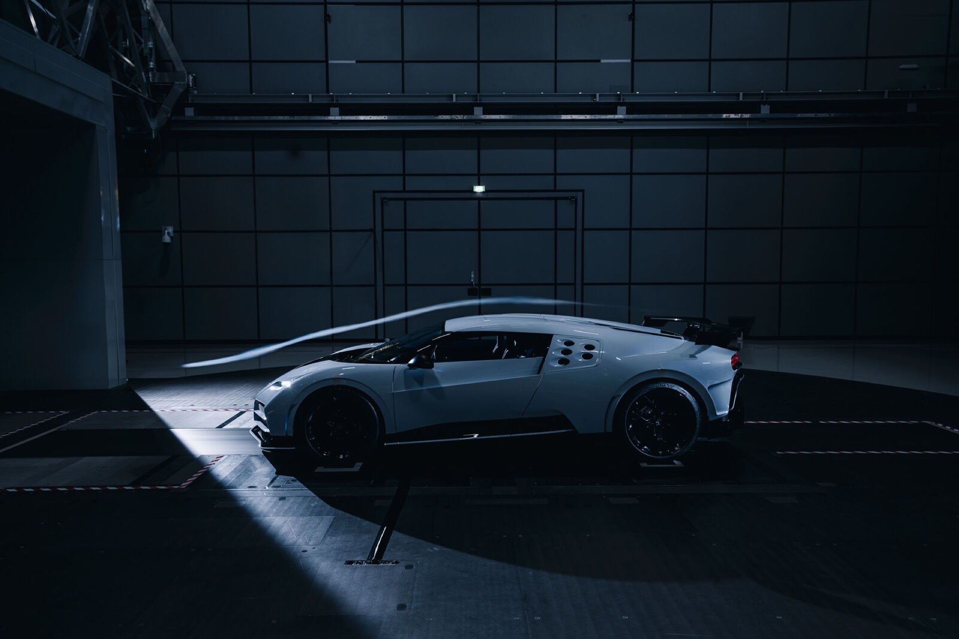 Siêu xe triệu đô Bugatti Centodieci hoàn thành thử nghiệm đường hầm gió 2022-bugatti-centodieci-wind-tunnel-08.jpg