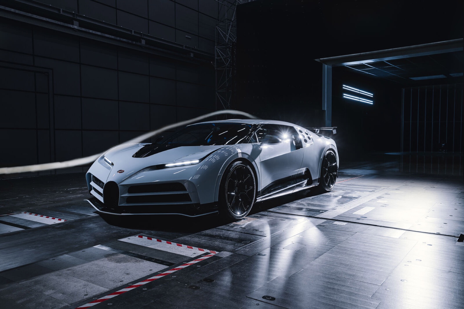 Siêu xe triệu đô Bugatti Centodieci hoàn thành thử nghiệm đường hầm gió 2022-bugatti-centodieci-wind-tunnel-09.jpg