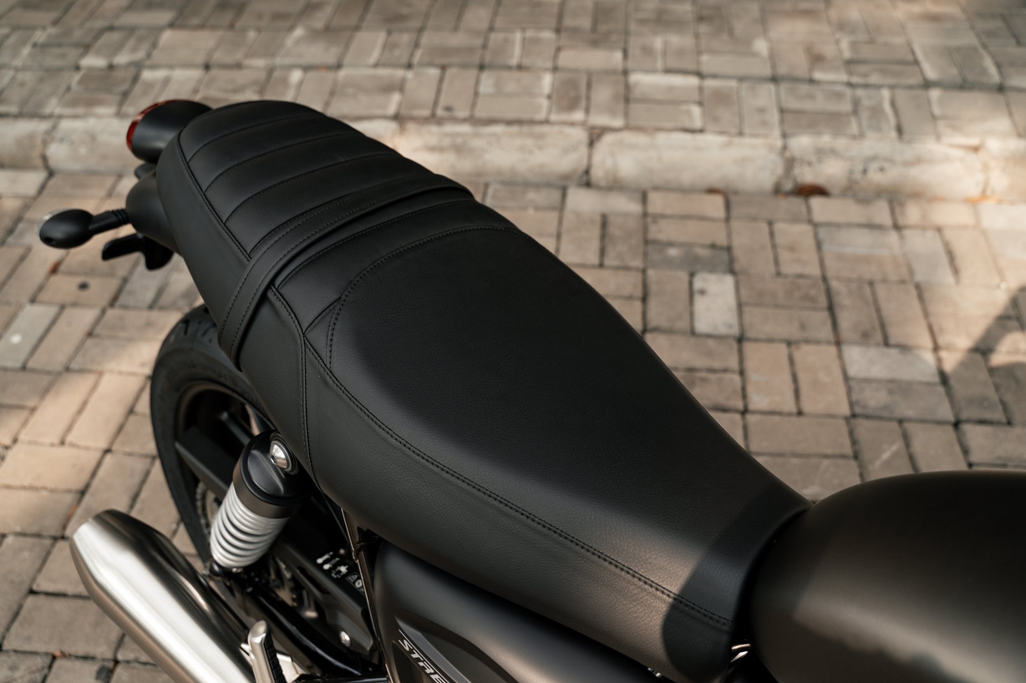 Triumph Street Twin 2021 có giá 353 triệu đồng, cạnh tranh Ducati Scrambler Triumph Street Twin 2021 (17).jpg