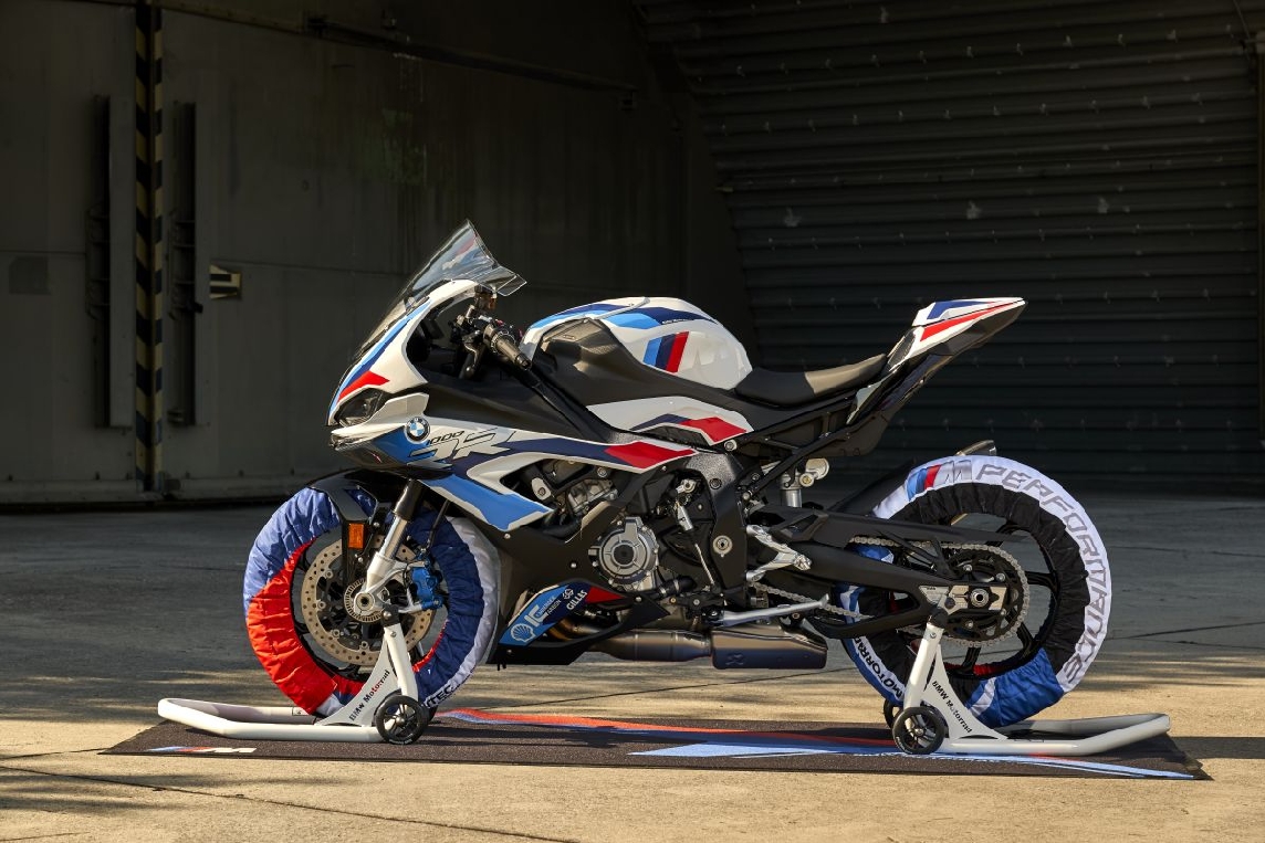 2021-BMW-Motorrad-M1000RR-Malaysia%20(2).jpg