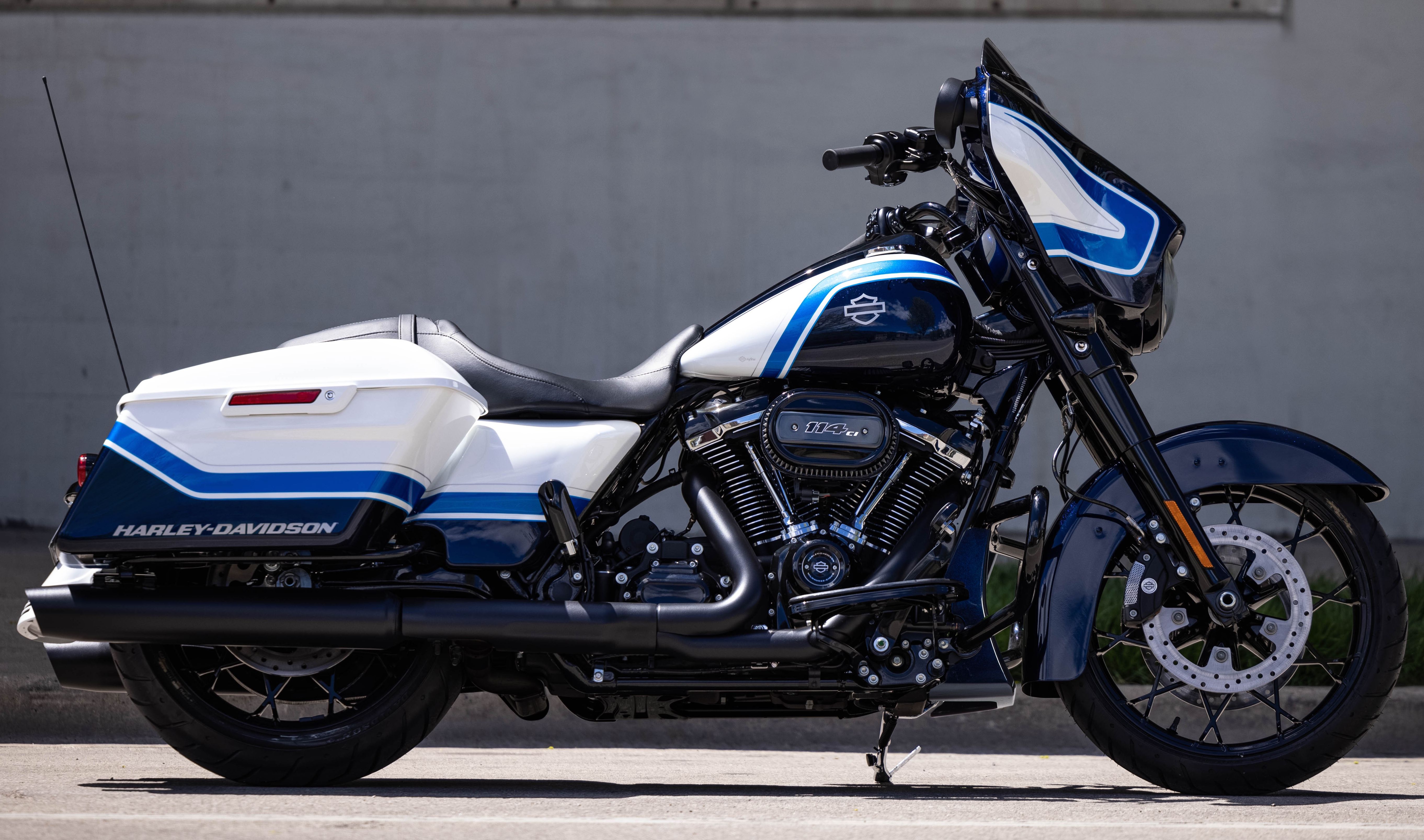 2021-Harley-Davidson-Artic-Blast-Limited-Edition-Street-Glide-Special%20(3).jpg