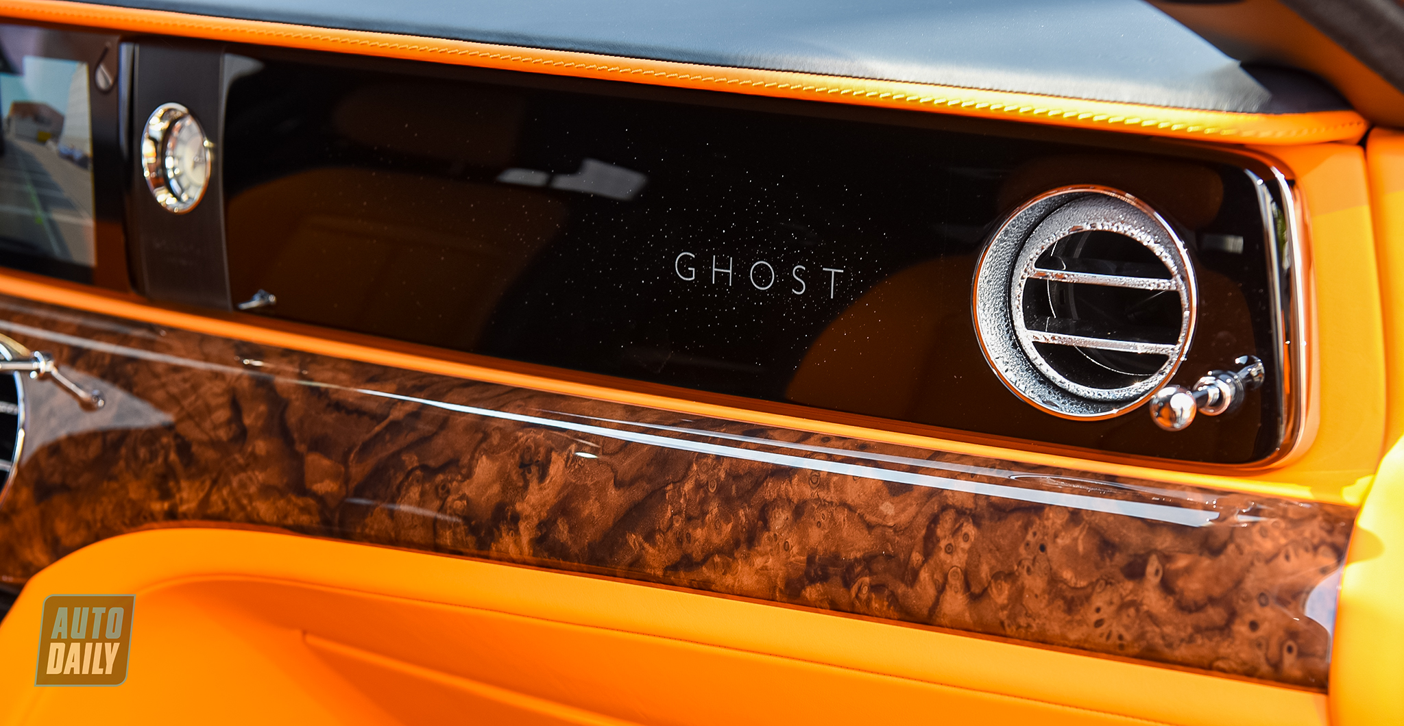 Chi tiết Rolls-Royce Ghost EWB 2021 bản cá nhân hoá tại Việt Nam 30.jpg