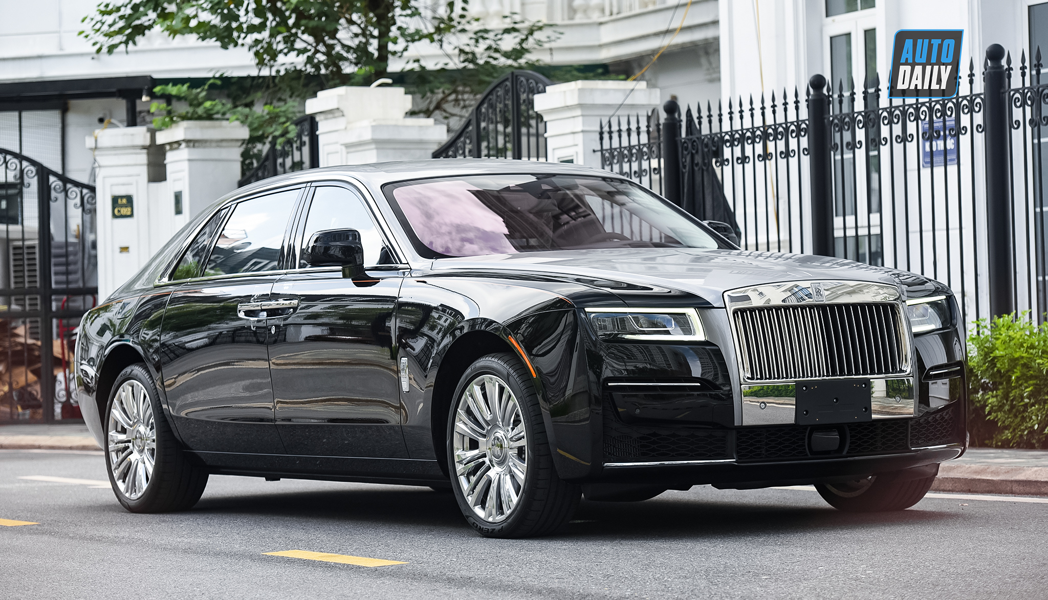 Ảnh chi tiết Rolls-Royce Ghost EWB 2021 đầu tiên về Việt Nam a10-1.jpg