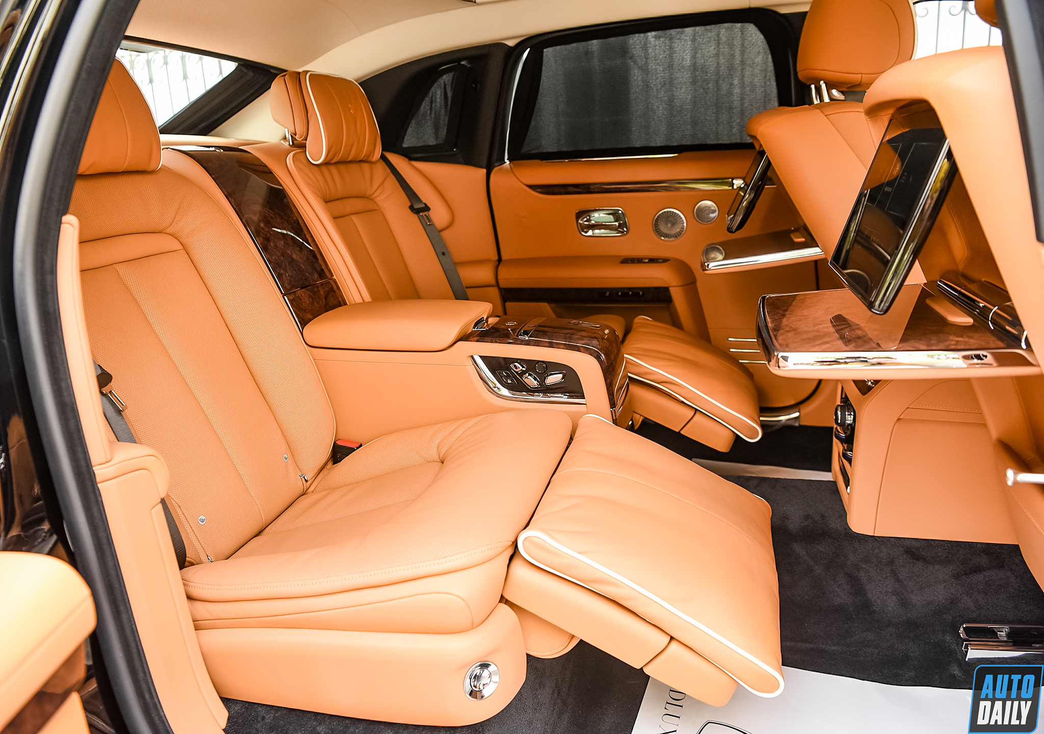 Ảnh chi tiết Rolls-Royce Ghost EWB 2021 đầu tiên về Việt Nam a23.jpg