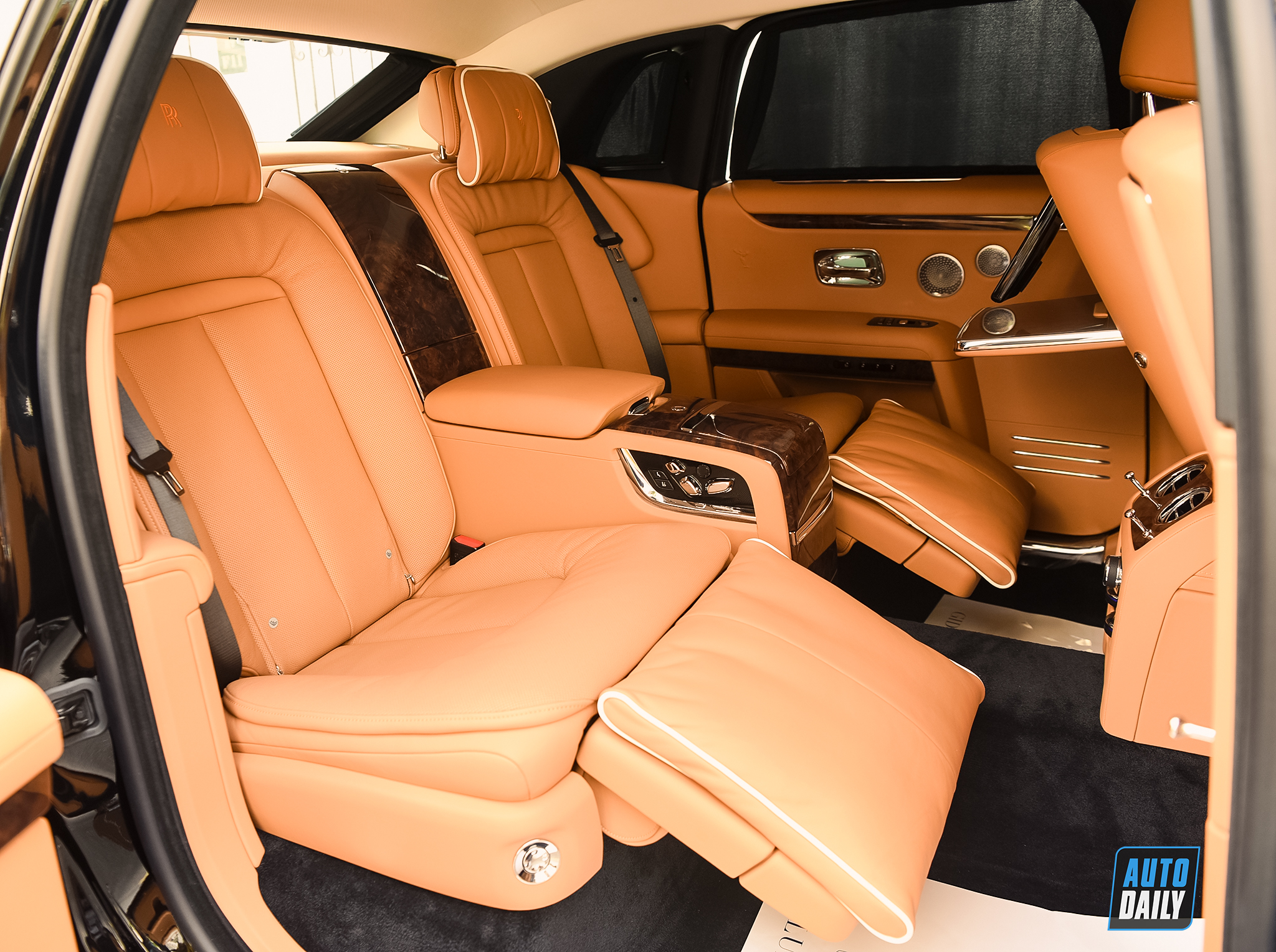 Ảnh chi tiết Rolls-Royce Ghost EWB 2021 đầu tiên về Việt Nam a29.jpg