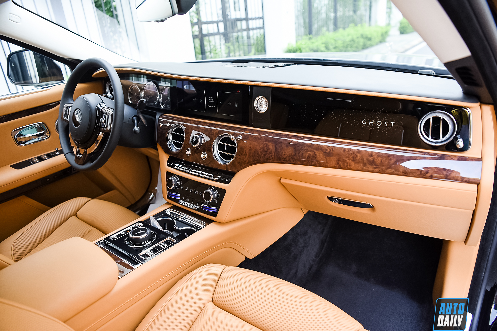 Ảnh chi tiết Rolls-Royce Ghost EWB 2021 đầu tiên về Việt Nam a39.jpg