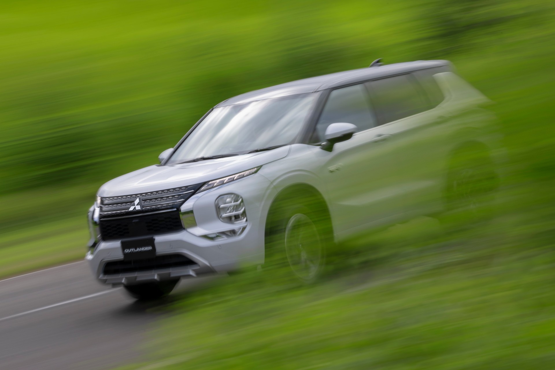 2022-mitsubishi-outlander-phev-1.jpg