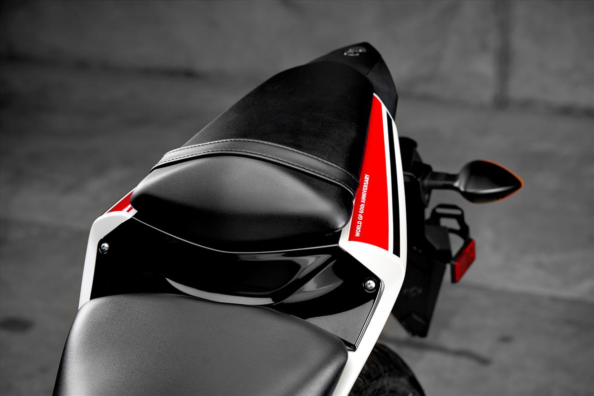 Yamaha YZF-R3 phiên bản kỷ niệm 60 năm vô địch giải đua World GP Yamaha YZF-R3 World GP 60th Anniversary Edition (8).jpg