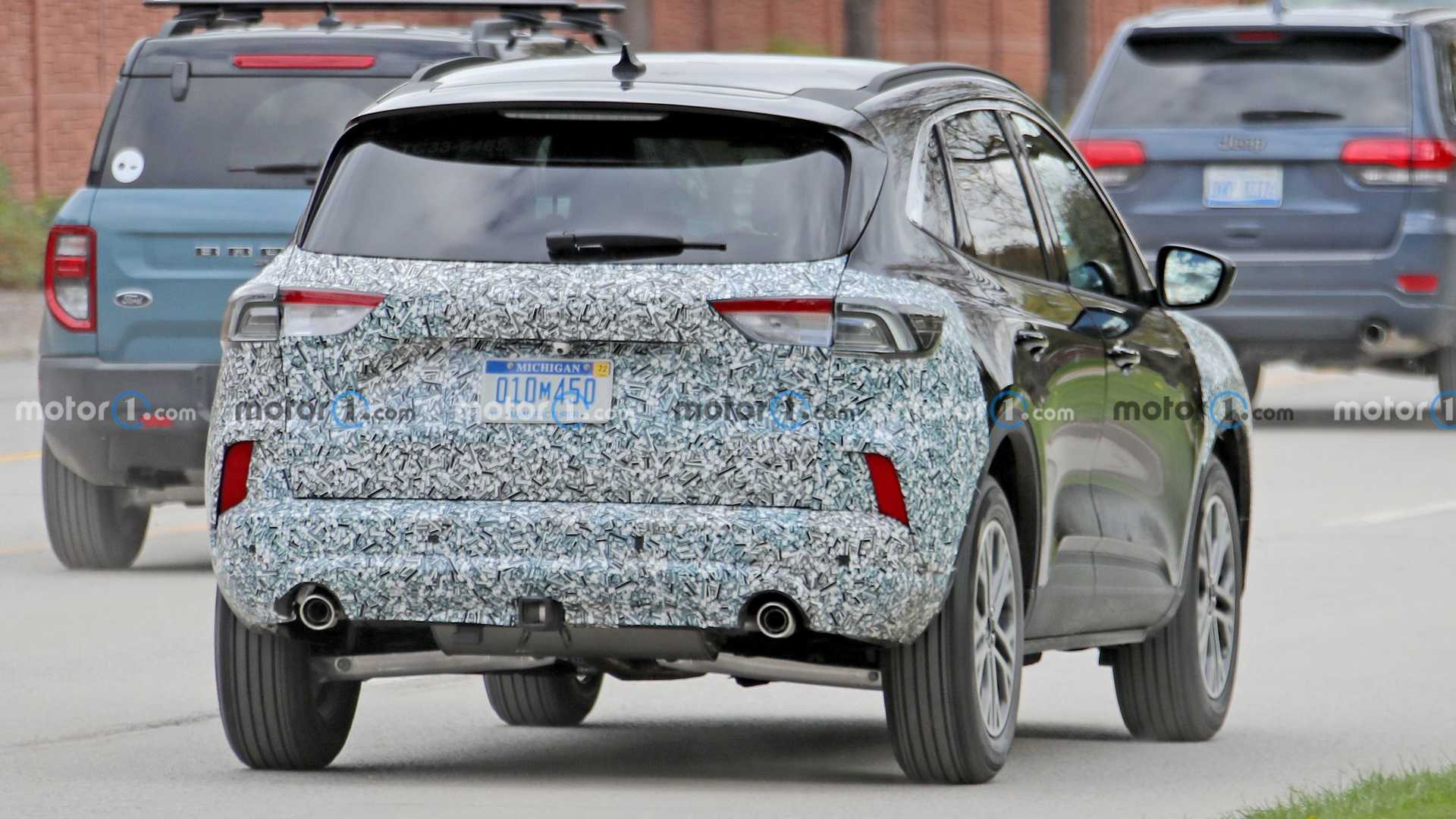 2023-ford-escape-rear-view-facelift-spy-photo.jpg