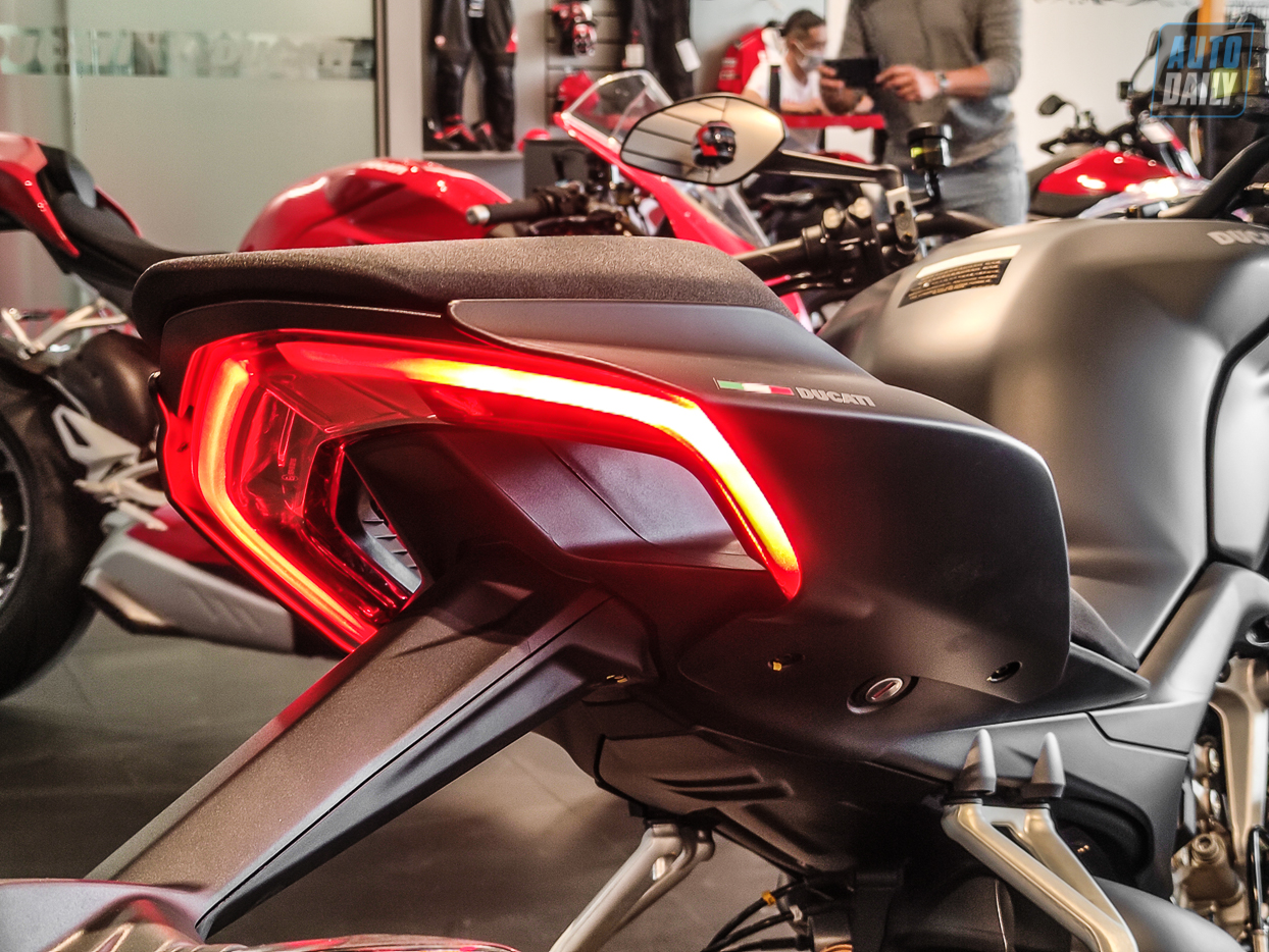 Cận cảnh phiên bản Dark Stealth của Ducati Streetfighter V4 S 2020 Ducati Streetfighter V4S Dark Stealth (5).jpg