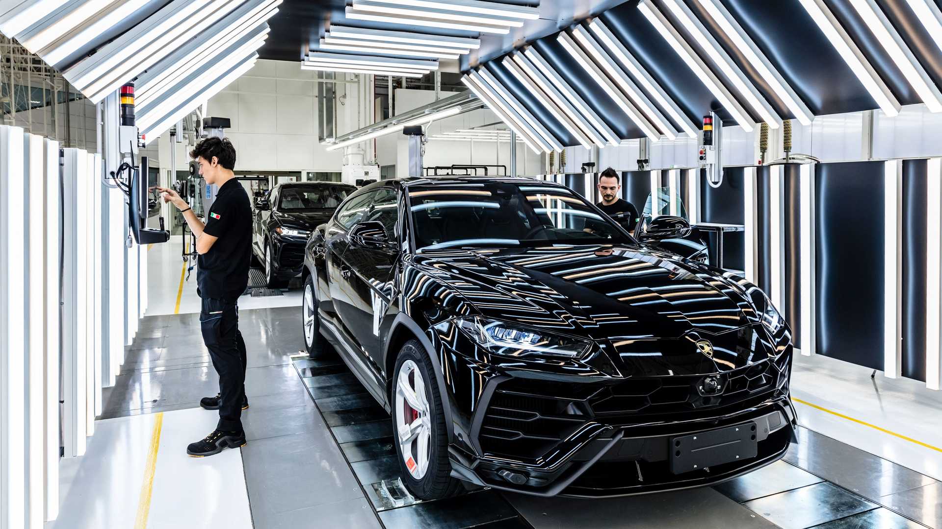Lamborghini Urus cán mốc 16.000 xe sau 4 năm ra mắt lamborghini-urus-4-years-of-history3.jpeg